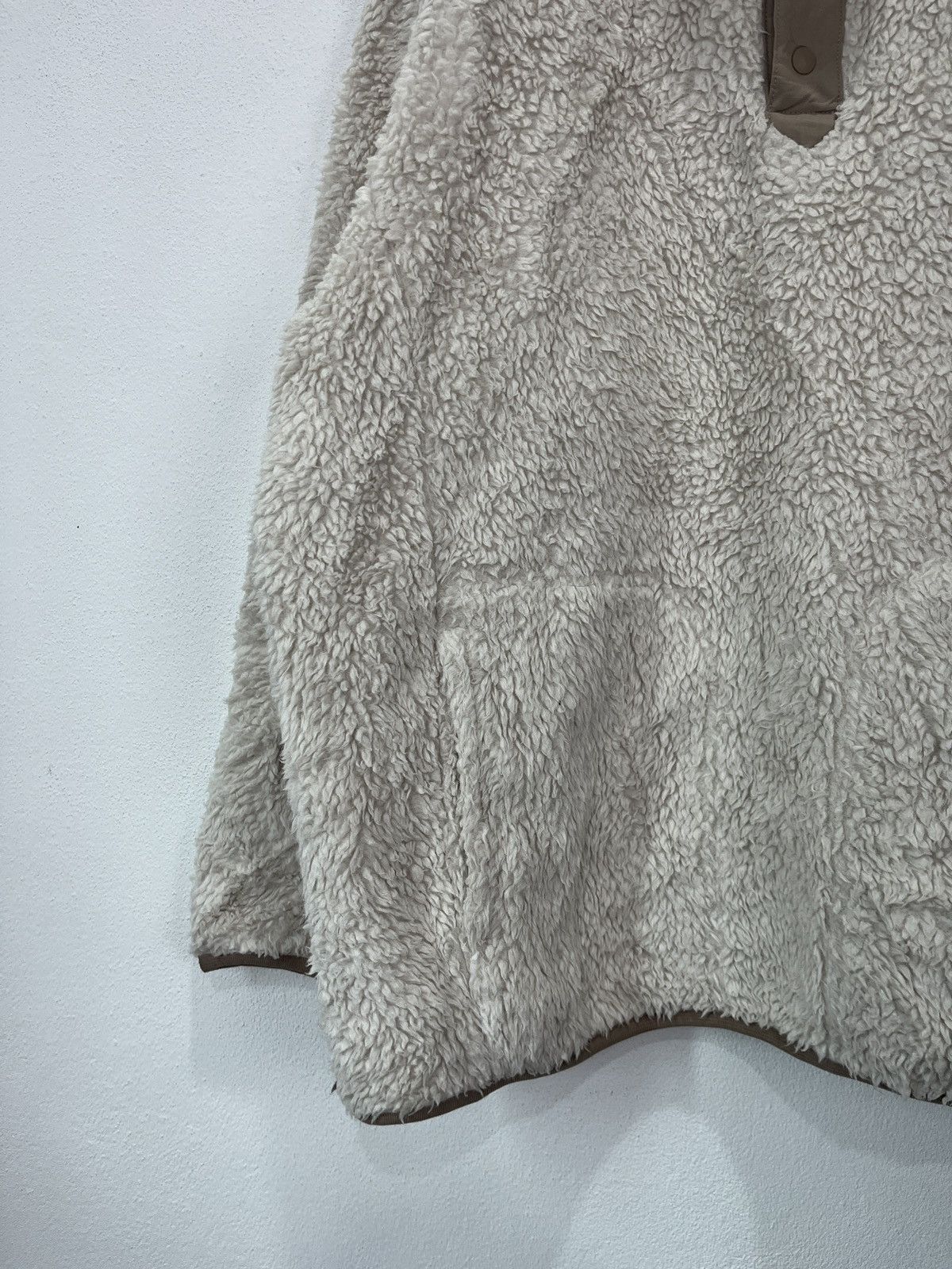 Uniqlo × White Mountaineering WHITE MOUNTAINEERING x UNIQLO Sherpa Fleece Beige Sweatshirt Size US XL / EU 56 / 4 - 4 Thumbnail