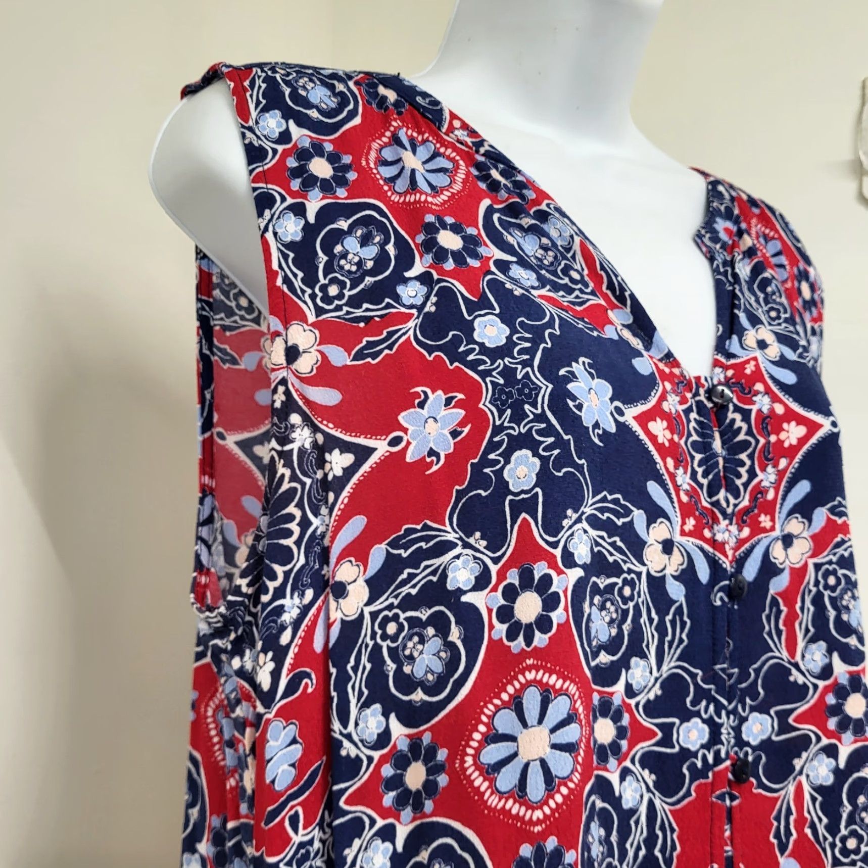 Liz Claiborne Liz Claiborne Blouse Sleeveless V-Neck Button Front Floral Multicolor M Women Shirt Top Size M / US 6-8 / IT 42-44 - 4 Thumbnail