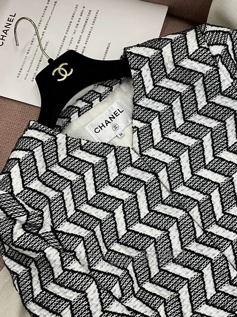 Chanel Chanel Black and white geometric printed jacket Size XS / US 0-2 / IT 36-38 - 2 Thumbnail