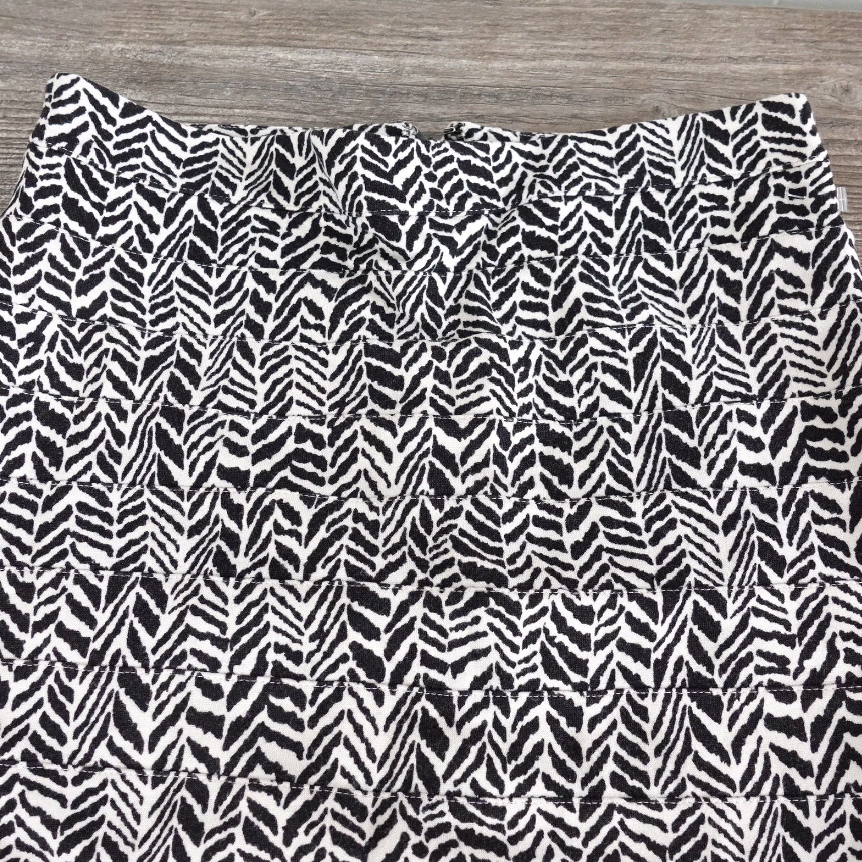 Express EXPRESS BLACK WHITE ANIMAL PRINT SKIRT WOMENS SIZE 0 Size 25" / US 0 / IT 36 - 2 Thumbnail