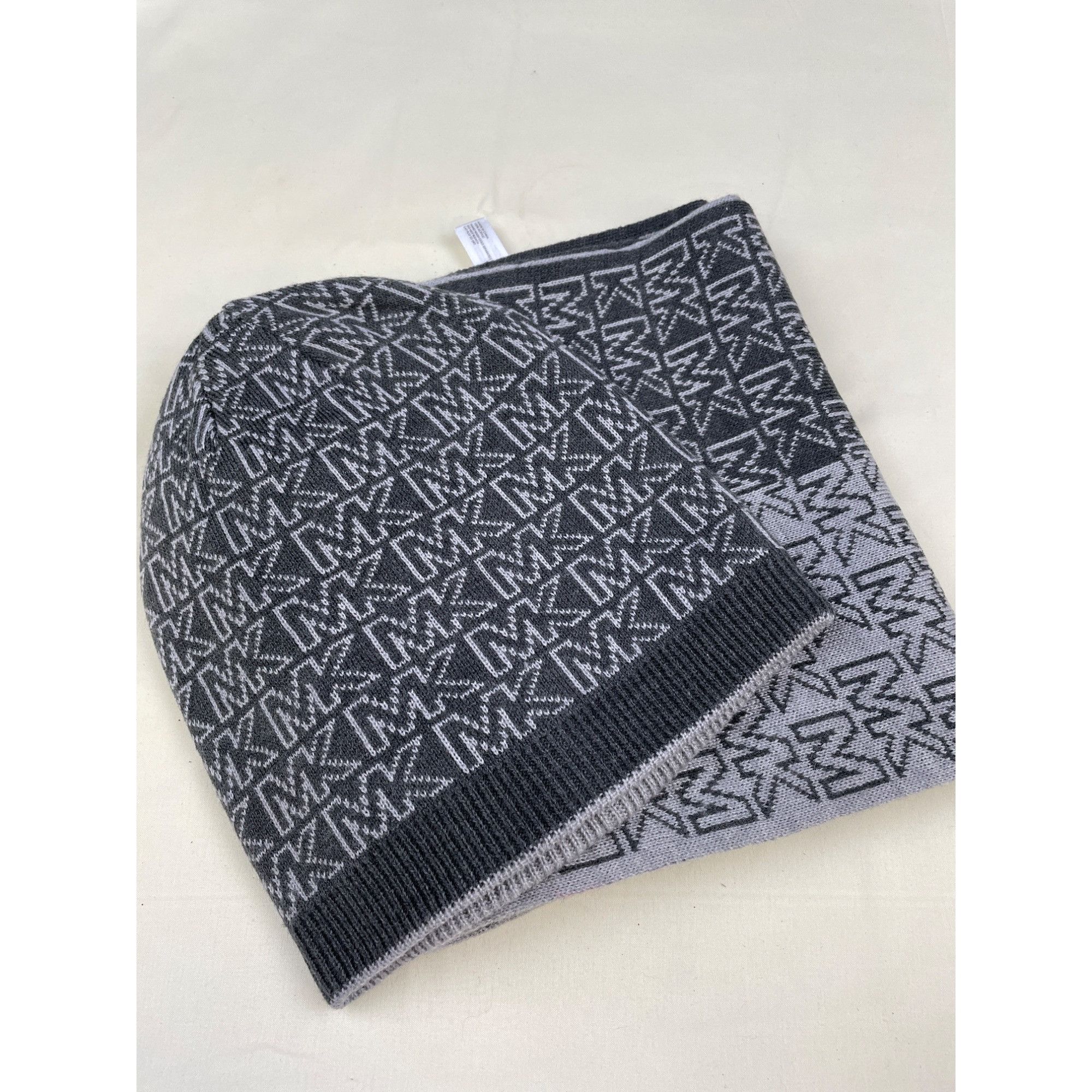 Michael Kors Michael Kors Unisex Gray Hat & Scarf 64" x 10 SKU 4823 Size ONE SIZE - 1 Thumbnail