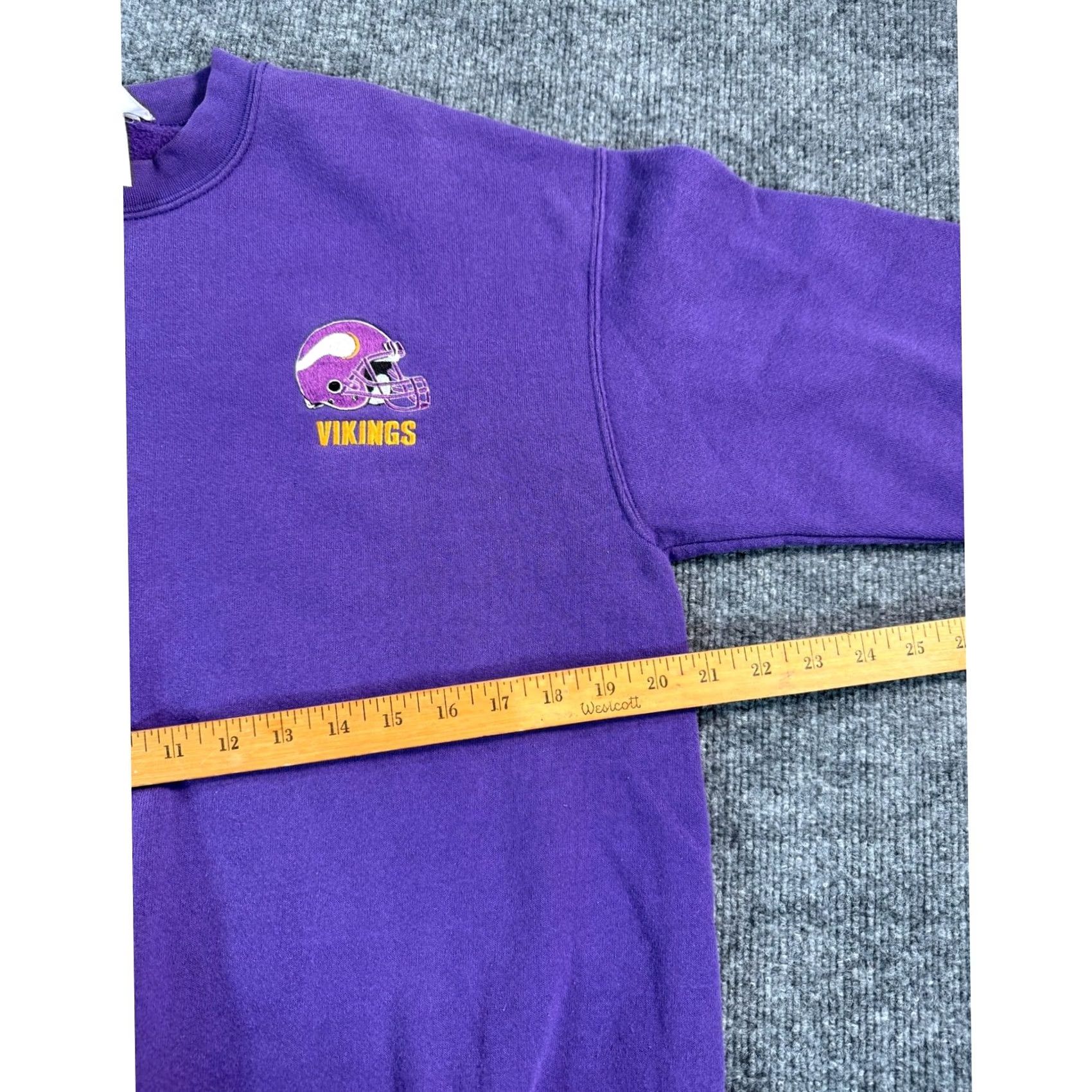 Vintage VINTAGE Majestic Minnesota Vikings Sweatshirt Adult Medium Purple Crewneck NFL Size US M / EU 48-50 / 2 - 5 Thumbnail