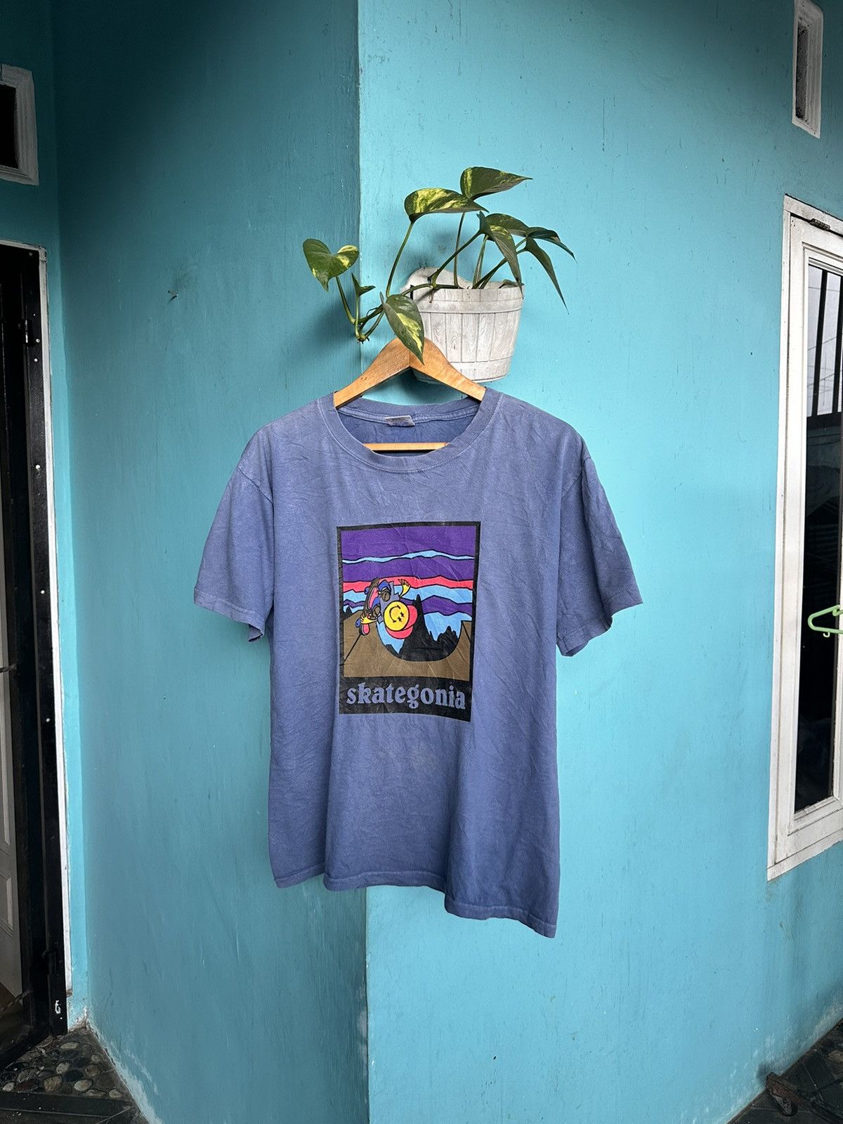 Vintage Vintage Skategonia tee Size US L / EU 52-54 / 3 - 1 Thumbnail