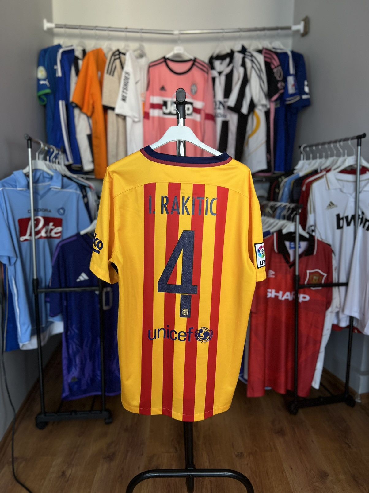 Nike Soccer Jersey Nike Barcelona 2015/16 Rakitić Size US L / EU 52-54 / 3 - 1 Thumbnail