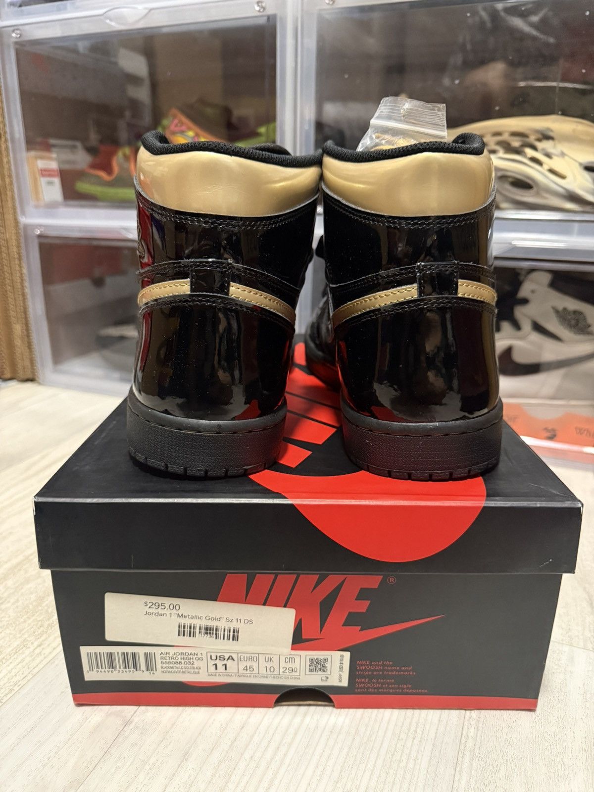 Jordan Brand Air Jordan 1 Retro High OG Black Metallic Gold Size US 11 / EU 44 - 5 Thumbnail