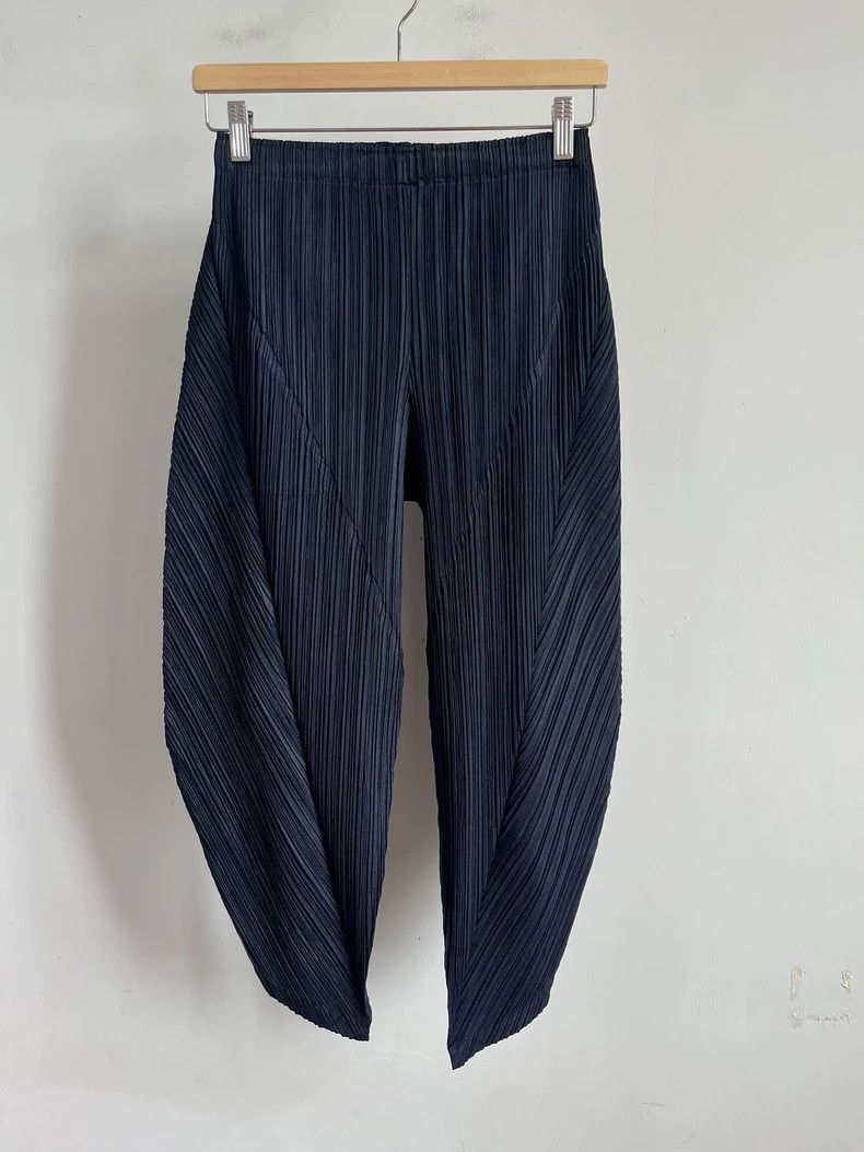 Issey Miyake Issey Miyake size:3 Black pleated irregular-shaped pants Size 22" - 1 Thumbnail