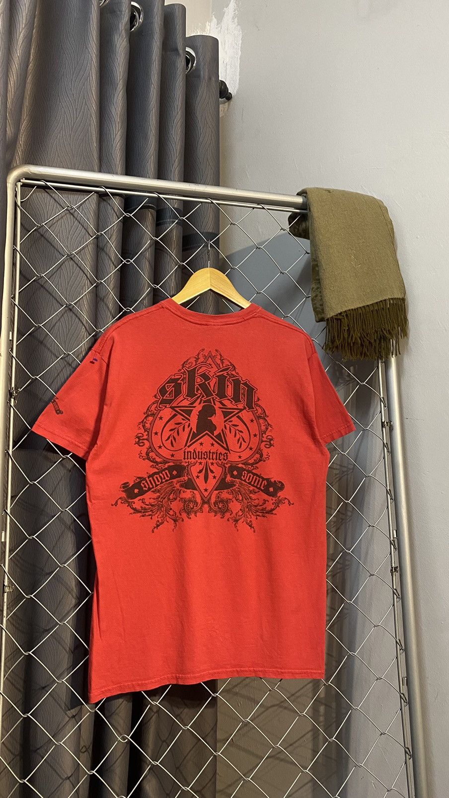 World Industries VINTAGE SKILL INDUSTRIES SKATE GIRL RED SMALL Size US S / EU 44-46 / 1 - 2 Thumbnail