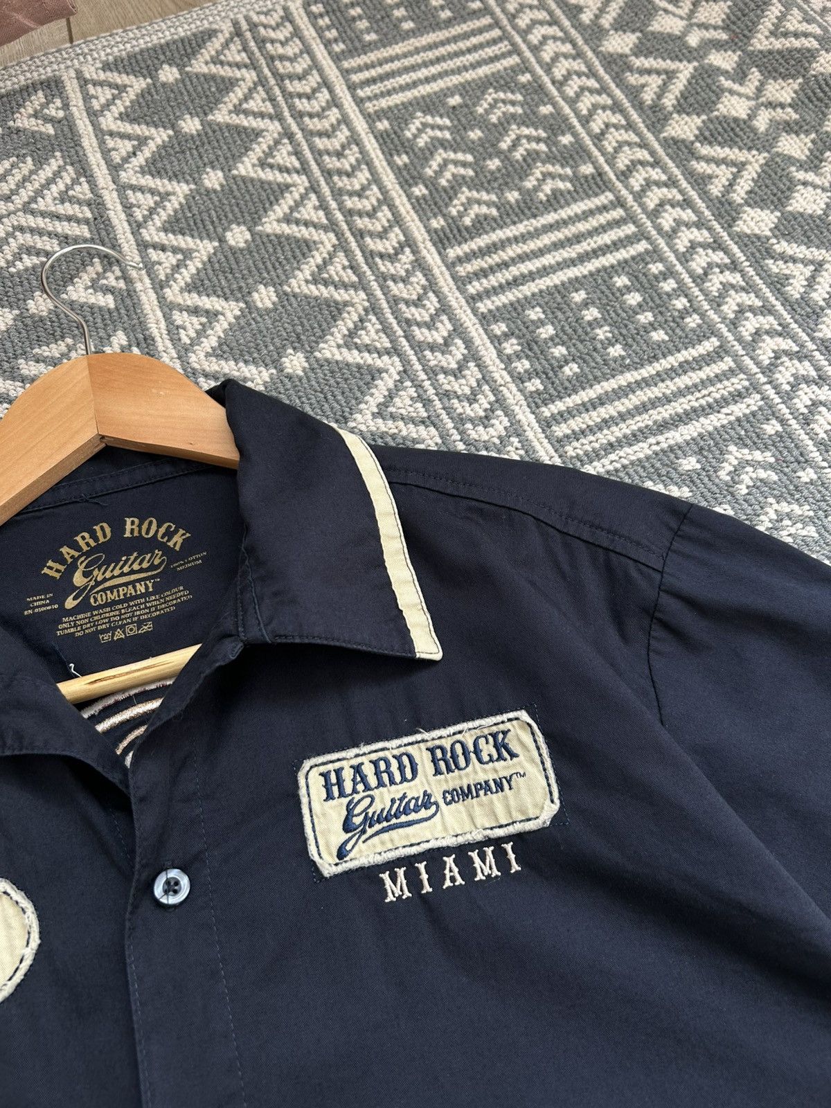 Hard Rock Cafe Hard Rock Vintage 2000’s man’s Big logo shirt size M Size US M / EU 48-50 / 2 - 10 Thumbnail