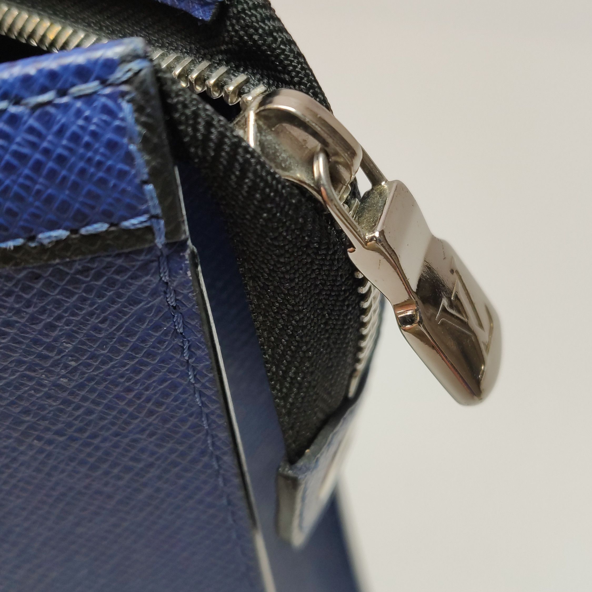 Louis Vuitton Louis Vuitton (LV) Pochette Voyage Medium Leather Colorbloc Size ONE SIZE - 5 Thumbnail