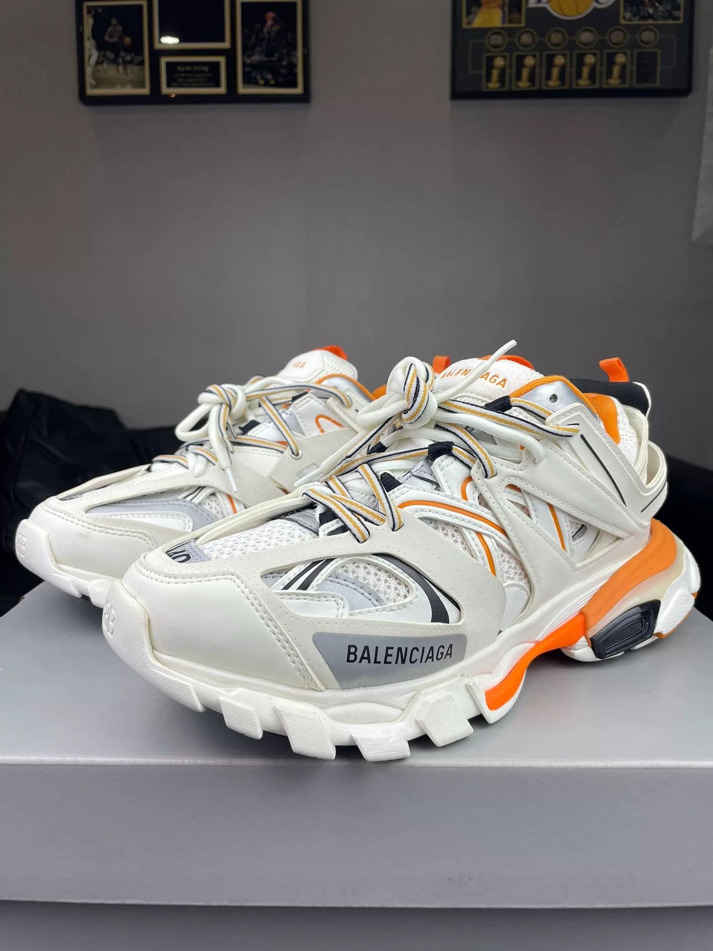 Balenciaga Balenciaga White Lowtop Sneakers 7.5 Men Size US 7.5 / EU 40-41 - 1 Thumbnail