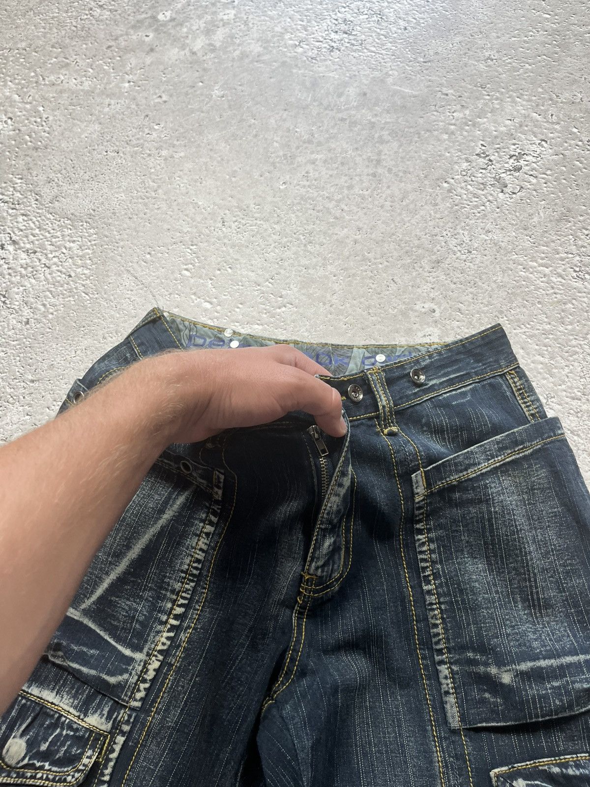 Japanese Brand × Vintage Baggy Avant-Garde Multi-Pocket Distressed Grunge Cargo Jeans Size US 31 - 9 Thumbnail