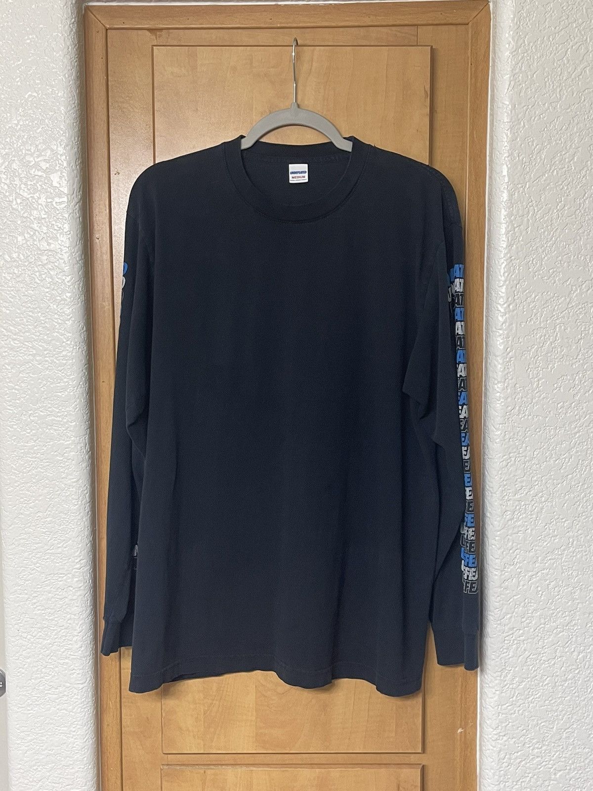 Undefeated Undefeated black long sleeve Blue and White Size US M / EU 48-50 / 2 - 1 Thumbnail