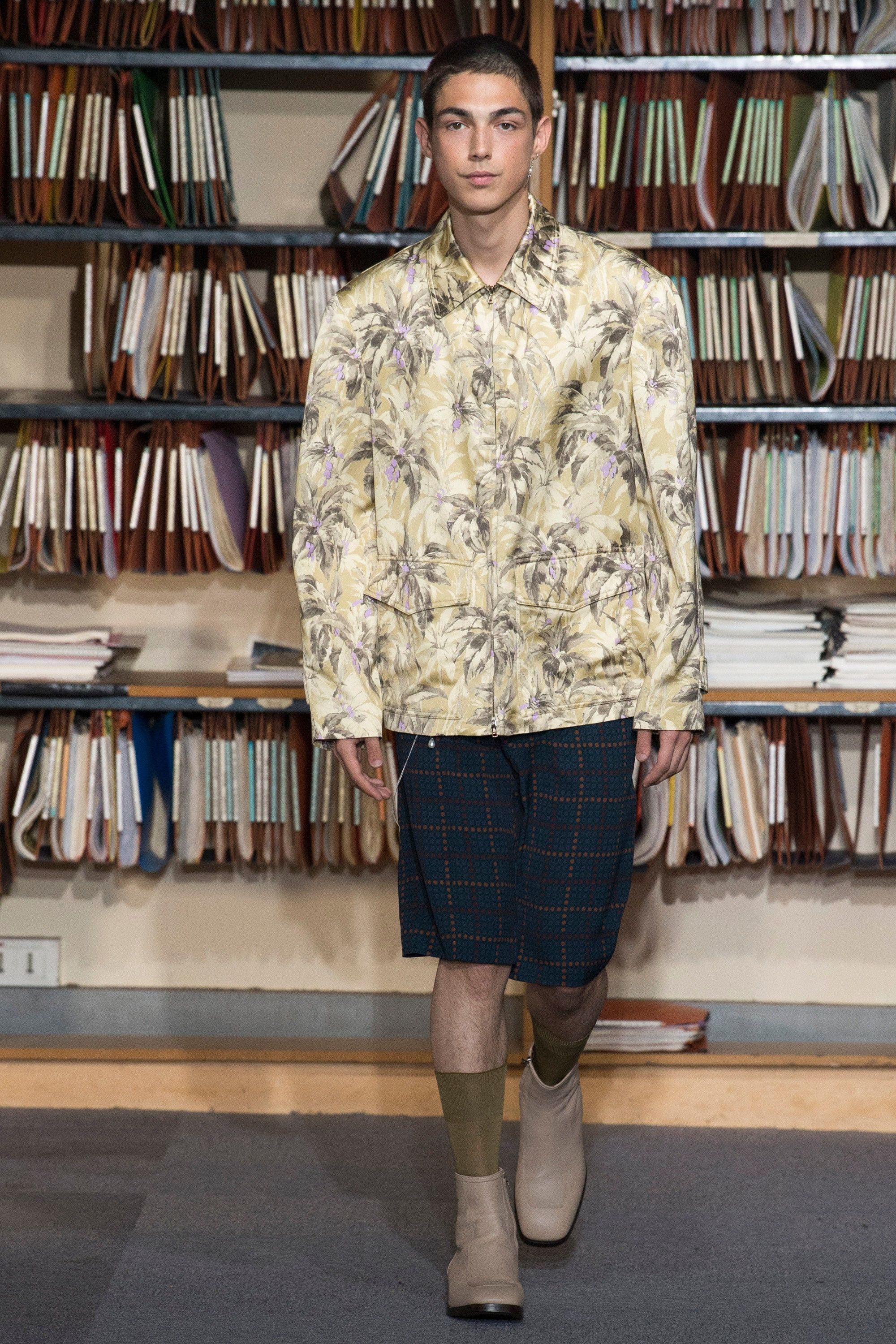 Dries Van Noten SS18 DRIES VAN NOTEN VISCOSE RUNWAY SHORTS 50 Size US 34 / EU 50 - 1 Thumbnail