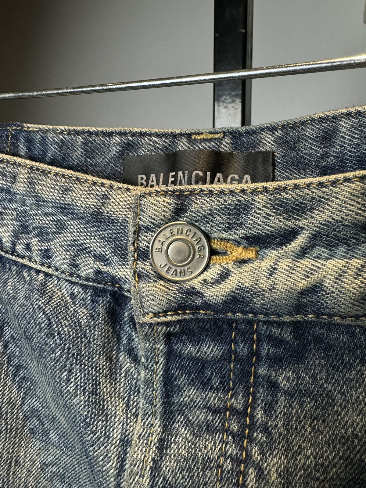 Balenciaga Balenciaga All Over Logo Light Wash Cropped Jeans - 31 Size US 31 - 7 Thumbnail