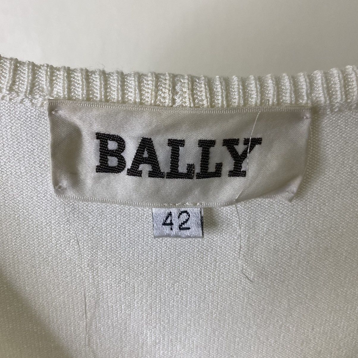 Bally Vintage Bally Embroidery Floral Detailing Women T Shirt Size S / US 4 / IT 40 - 3 Thumbnail