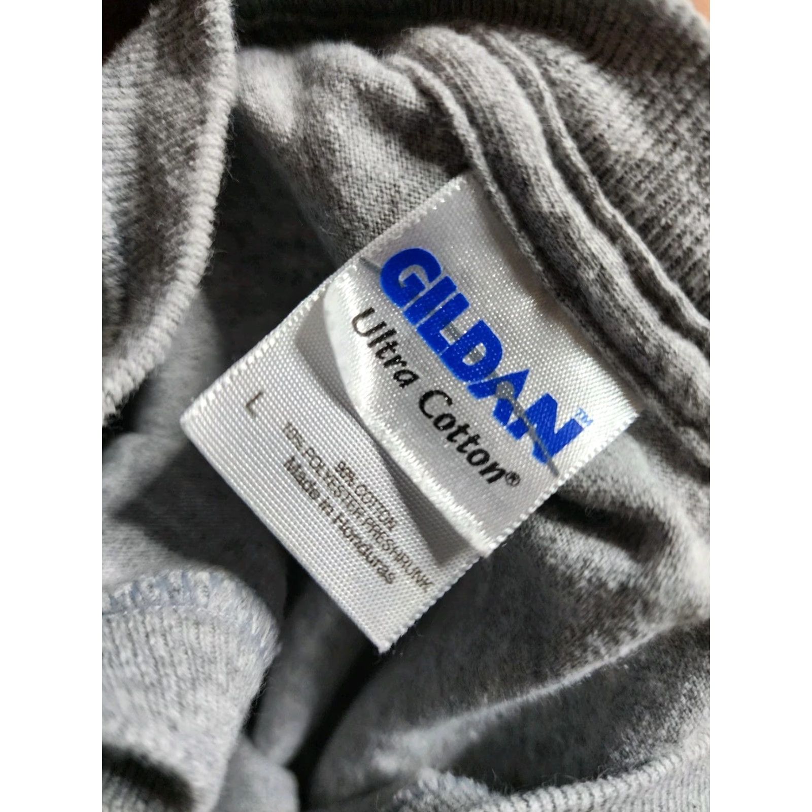 Gildan VINTAGE Gildan University T-Shirt Long Sleeve Crew Neck Men L Gray 2002 Distressed Shirt Mens Size US L / EU 52-54 / 3 - 8 Thumbnail
