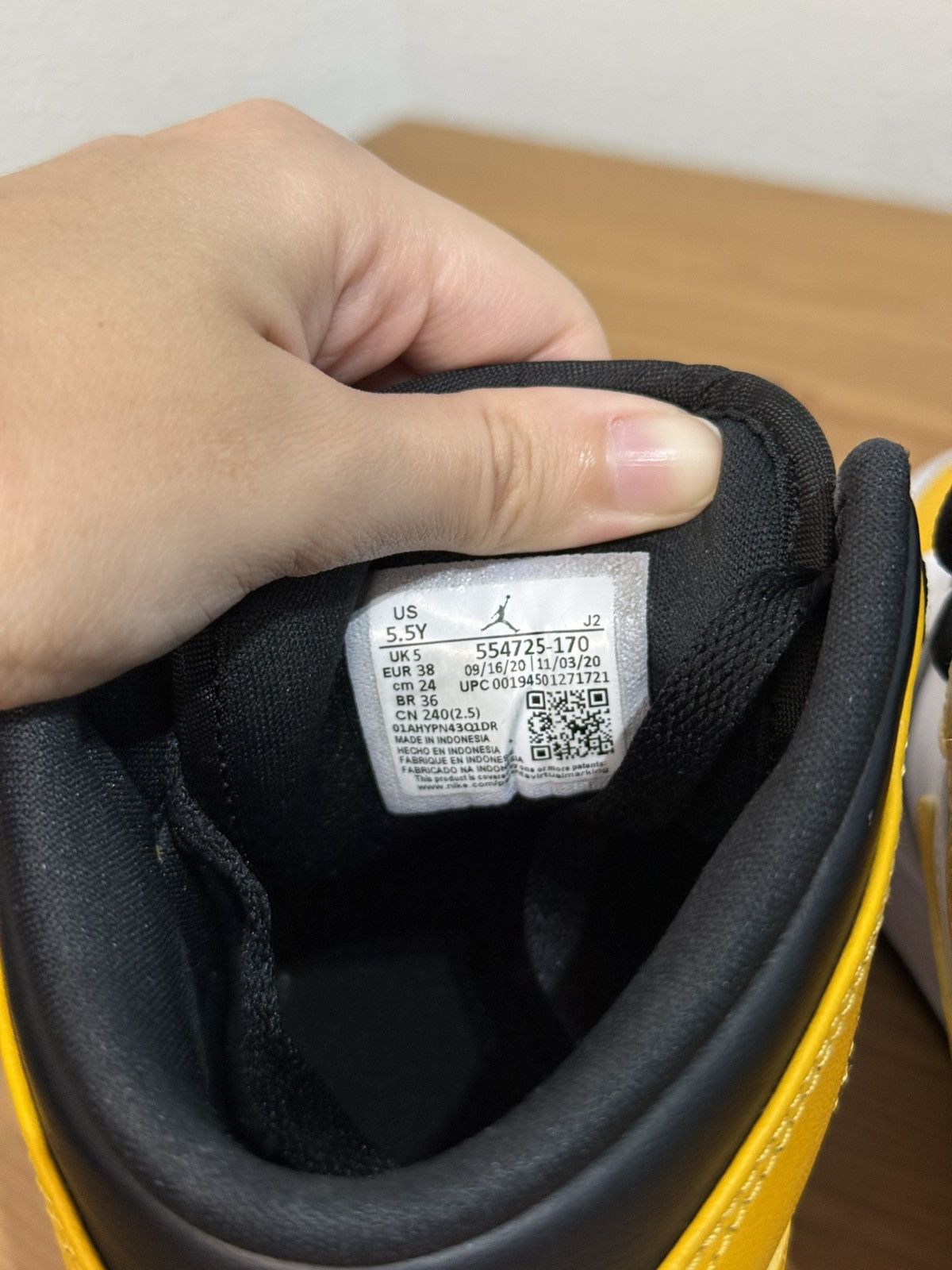 Jordan Brand × Nike Nike Air Jordan 1 Mid University Gold size 5Y Size US 7 / IT 37 - 5 Thumbnail