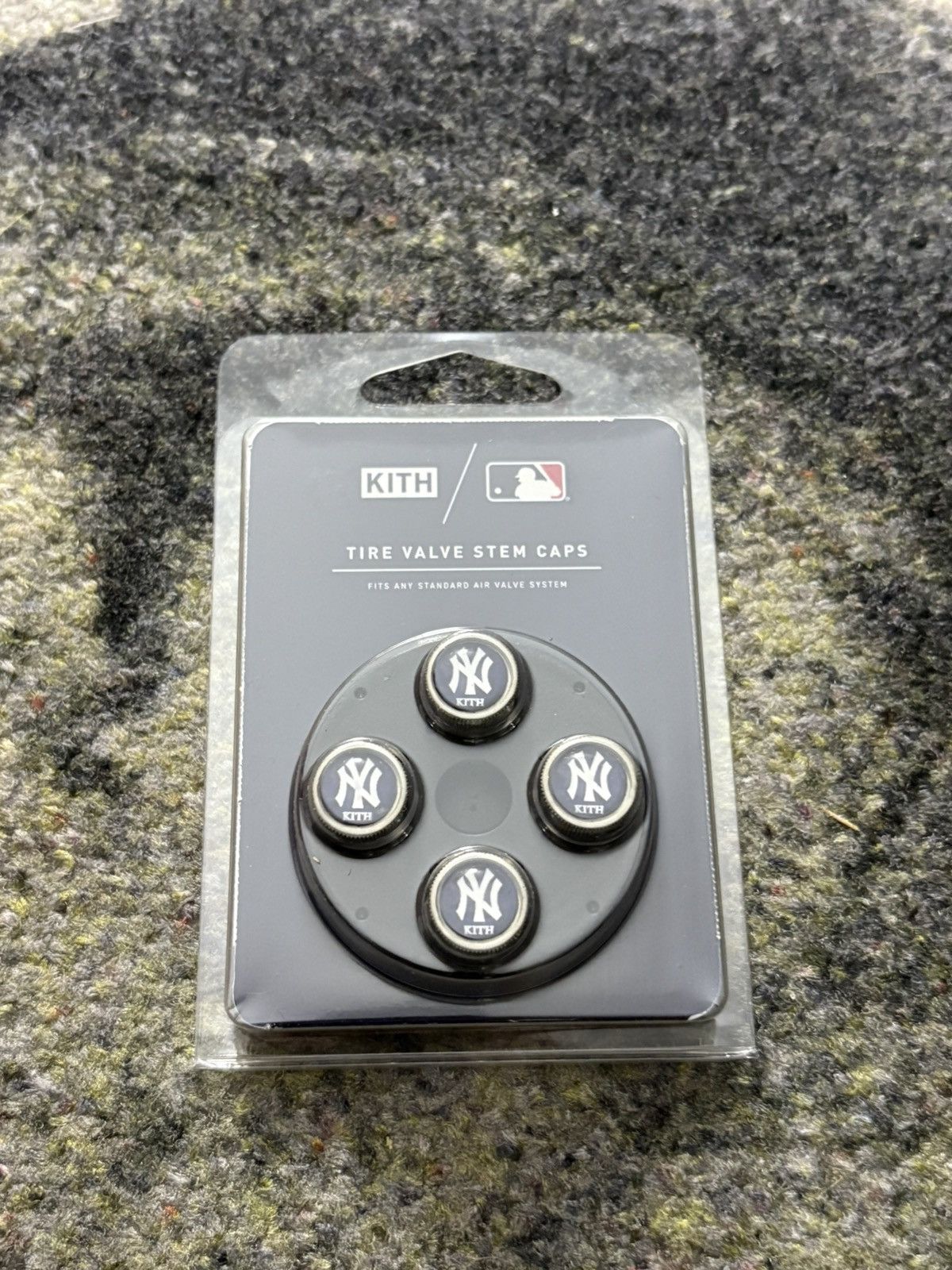 Kith × New York Yankees Kith x New York Yankees Tire Valve Caps Navy Size ONE SIZE - 2 Thumbnail