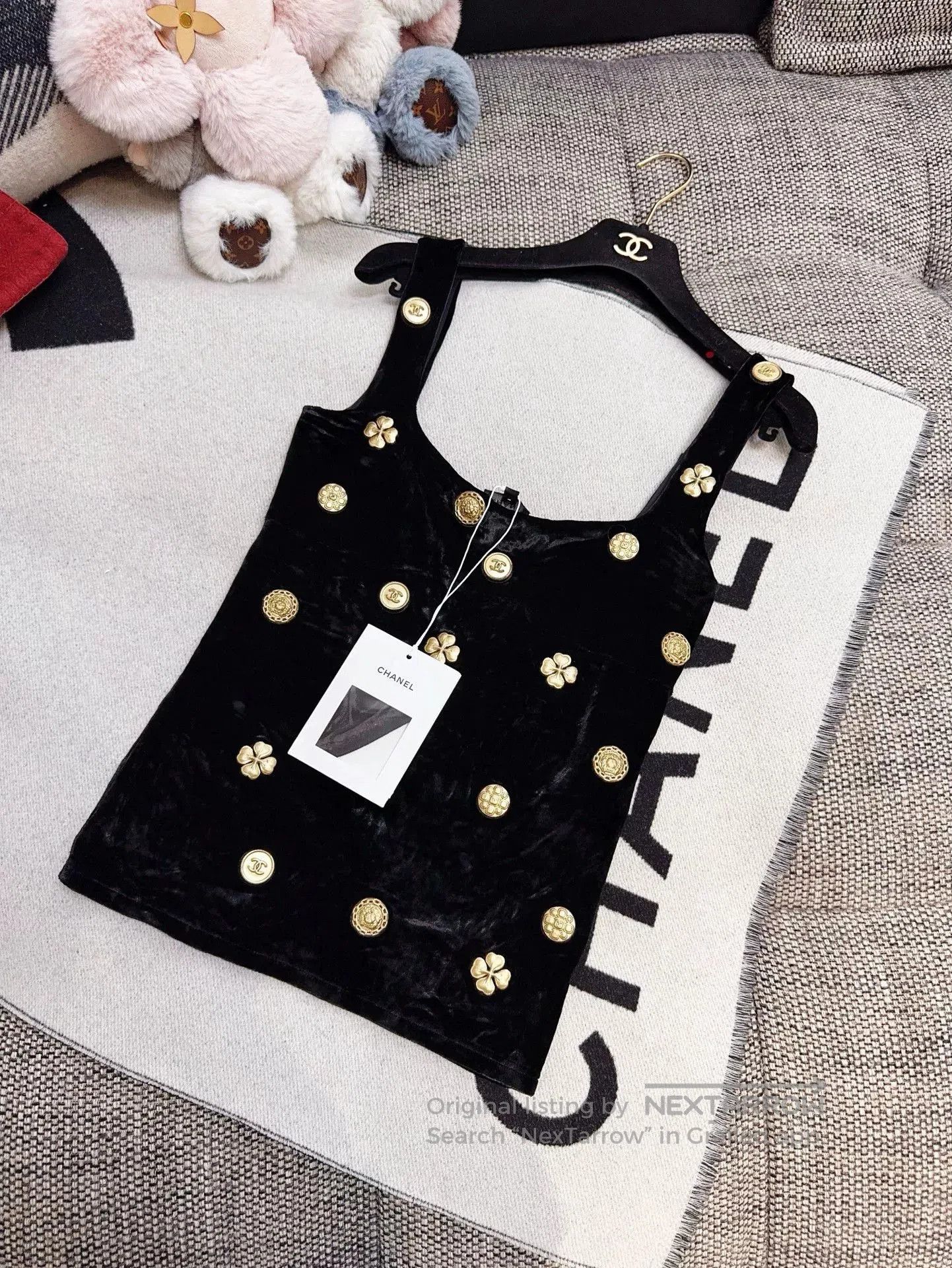 Chanel black velvet sleeveless top with gold embellishments. Size US M / EU 48-50 / 2 - 1 Thumbnail