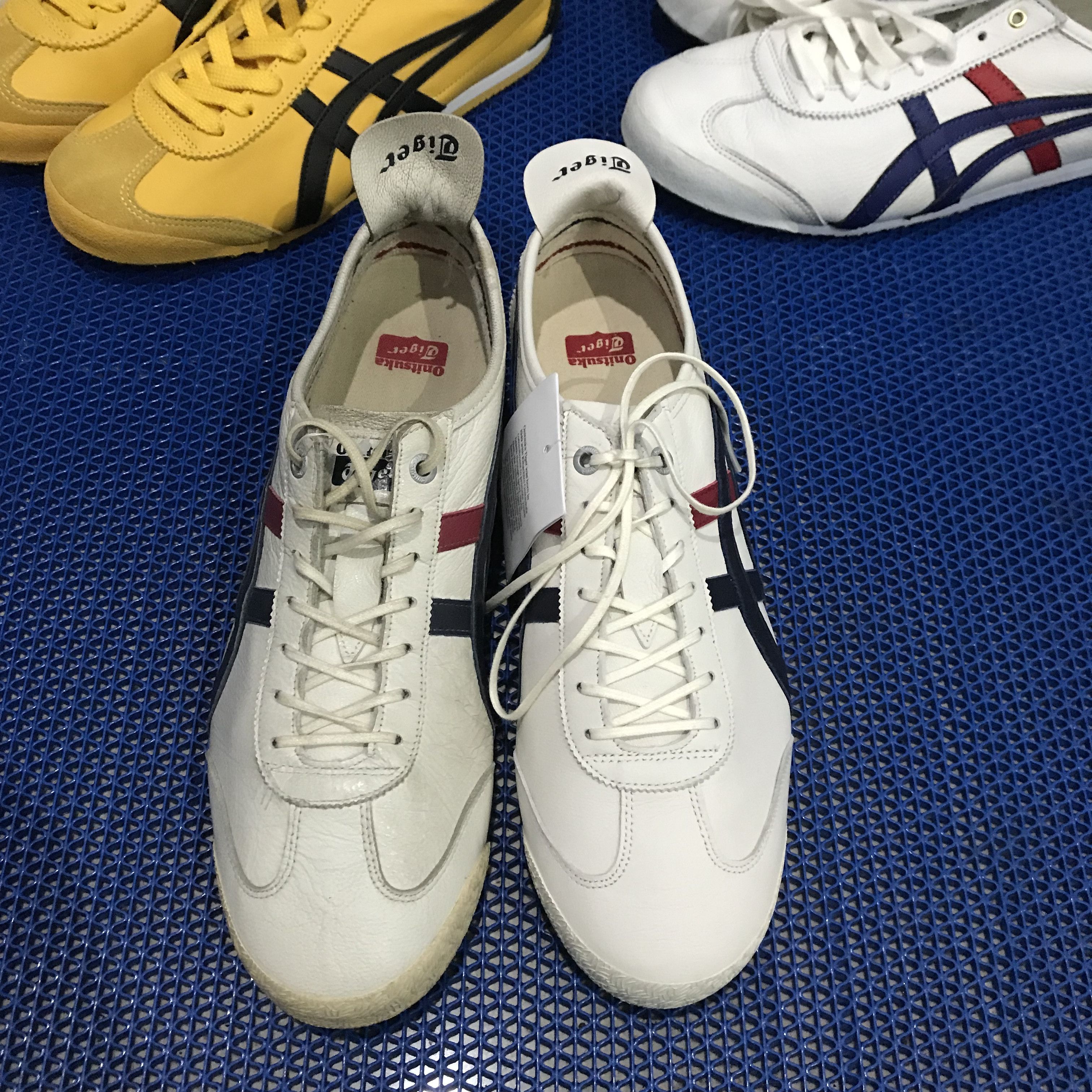 Onitsuka Tiger Onitsuka Tiger Cream peacoat Leather red and navy line Size US 10 / EU 43 - 5 Thumbnail