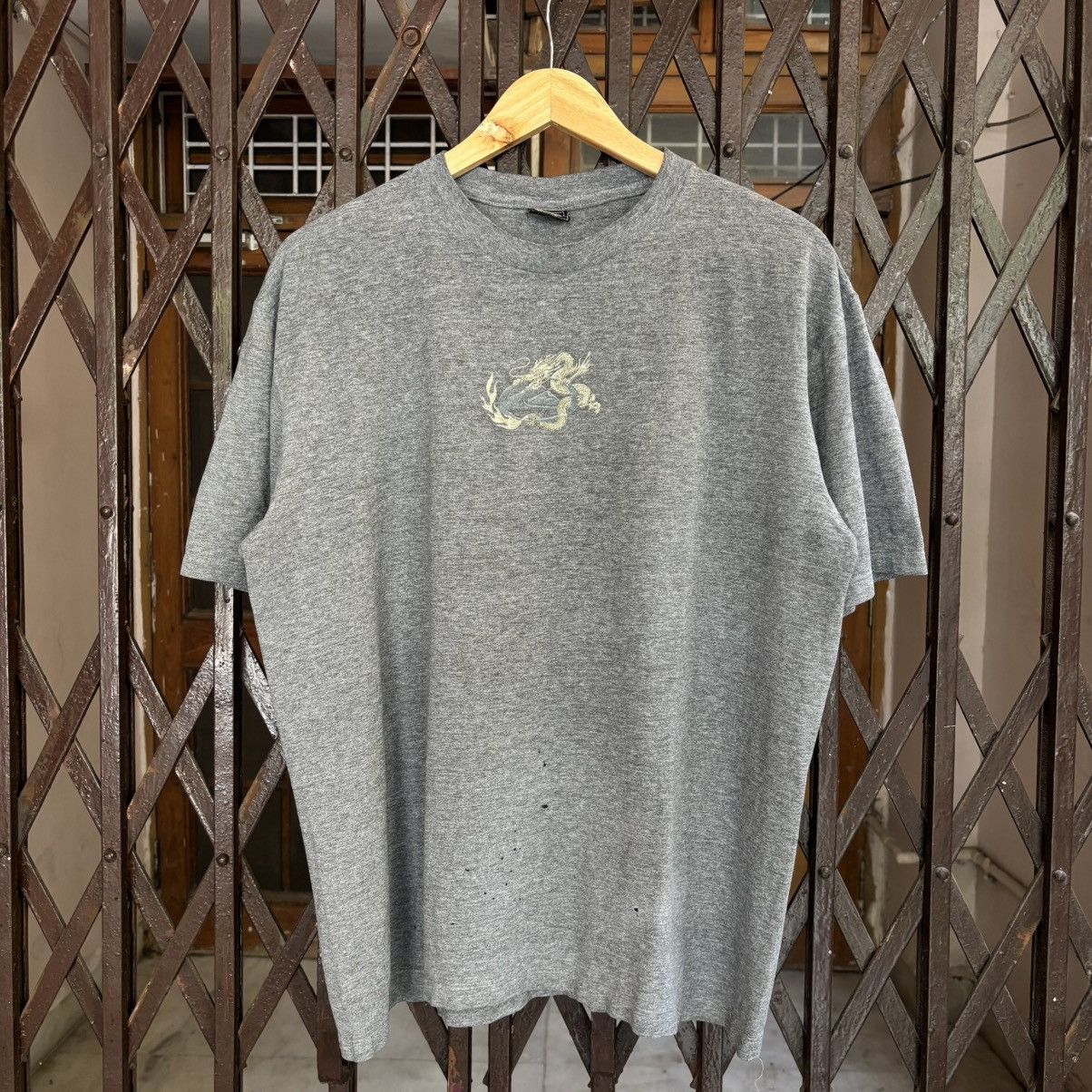 Quiksilver Vintage Quiksilver Dragon Surfwear Faded Tshirt Size US L / EU 52-54 / 3 - 3 Thumbnail