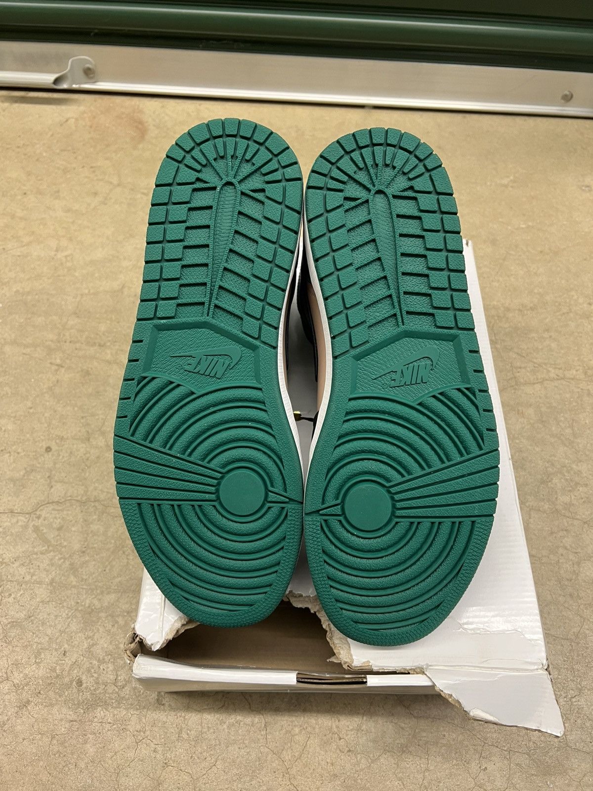 Jordan Brand Jordan 1 High Premium WMNS Mystic Green Size 12W Size US 12 / IT 42 - 6 Thumbnail
