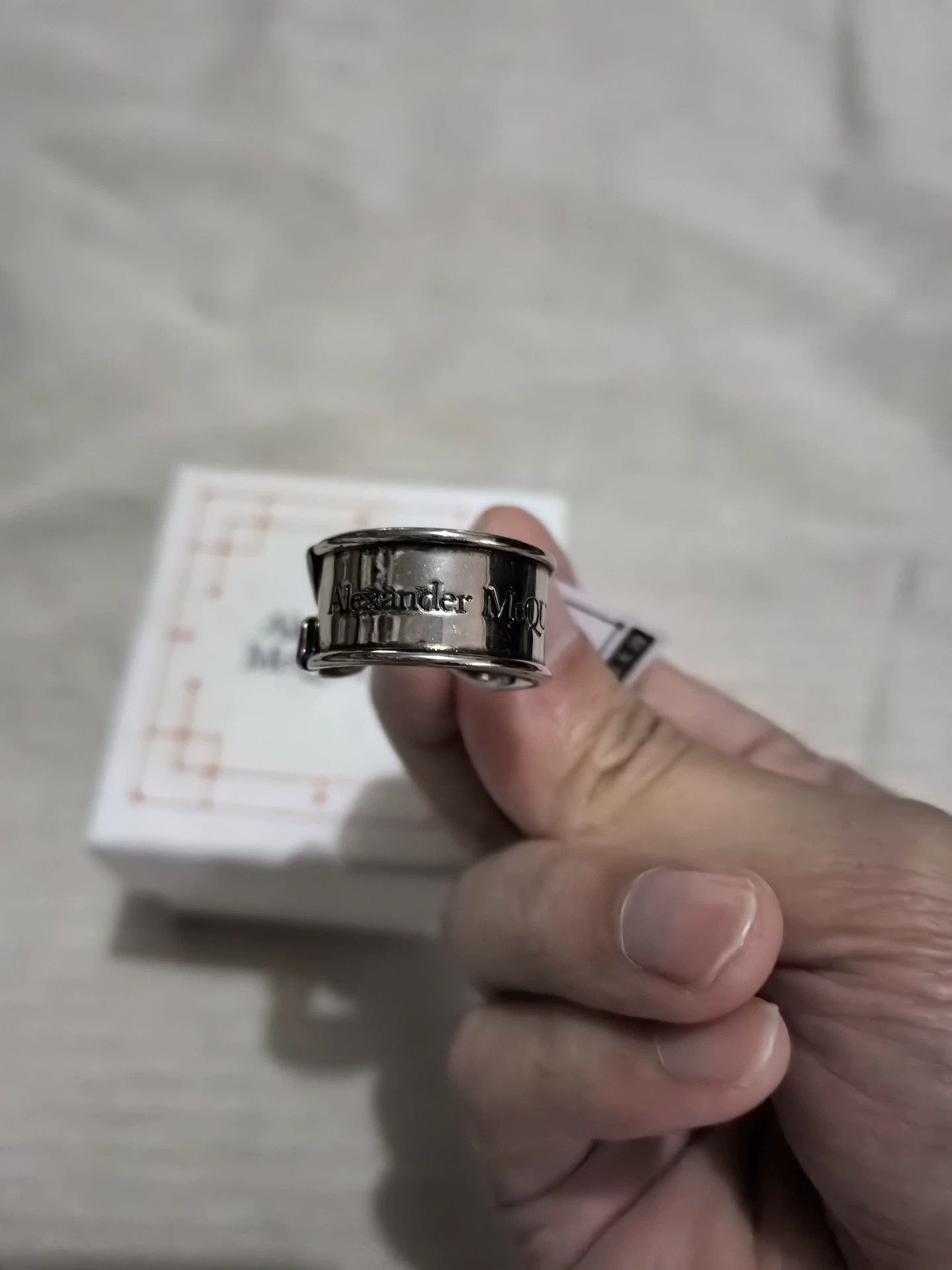 Alexander McQueen Alexander McQueen silver-tone safety pin ring with slogan Size ONE SIZE - 4 Thumbnail