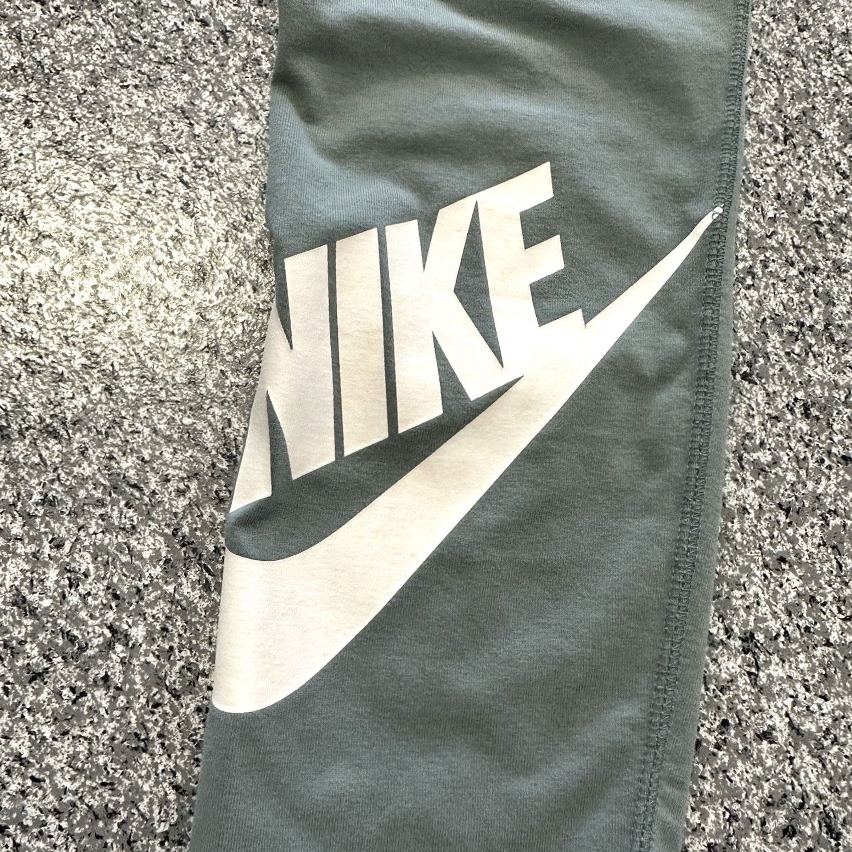 Nike Nike Leggings Womens M Casual Solid Green Lightweight Cotton Polyester Spandex Pockets Regular Inseam 23in - Nike Pants Size 32" / US 10 / IT 46 - 4 Thumbnail
