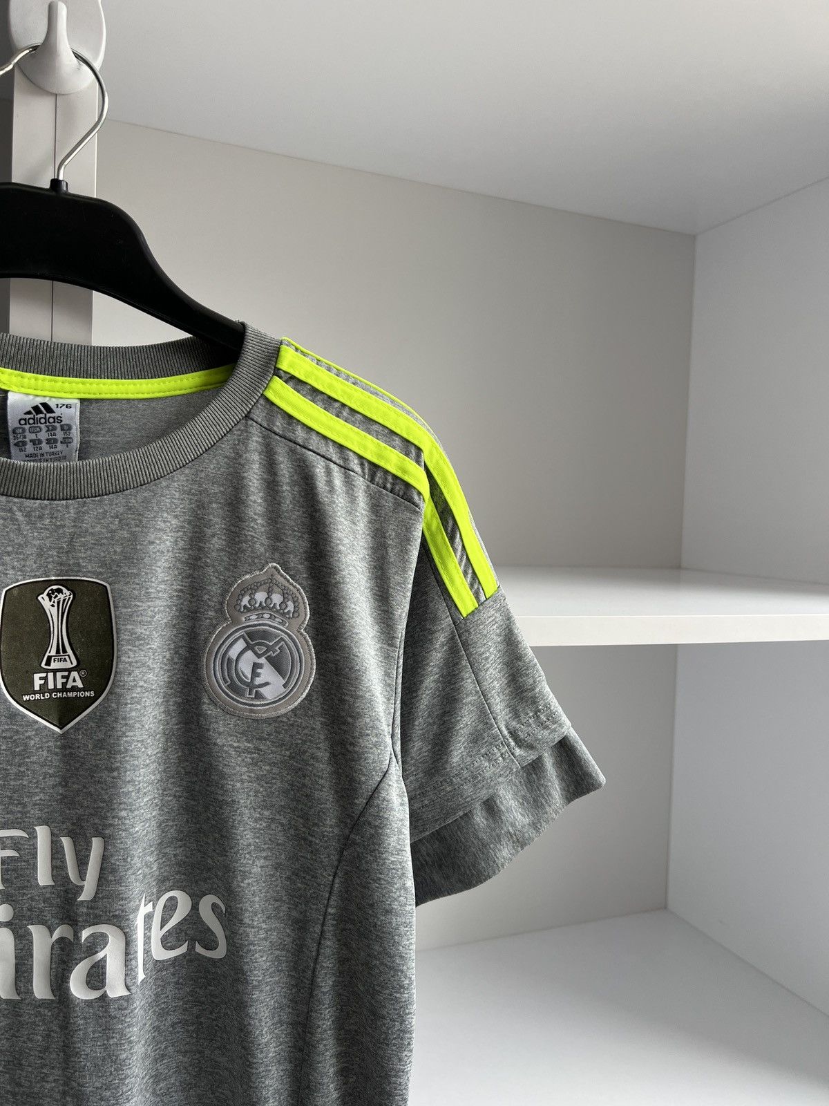 Vintage Cristiano Ronaldo Jersey 2015 Gray Real Madrid Size US S / EU 44-46 / 1 - 8 Thumbnail