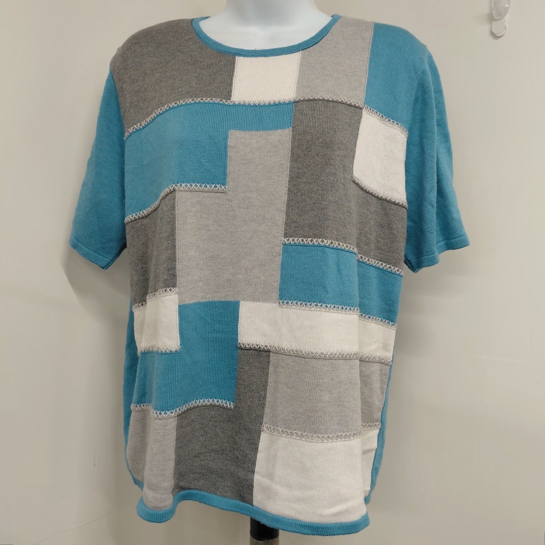 Vintage VINTAGE Alfred Dunner Blouse Women's L Blue White & Gray Blocked Short Sleeve Geometric Knit Crewneck Pullover Regular Sleeves Womens Size L / US 10 / IT 46 - 2 Thumbnail
