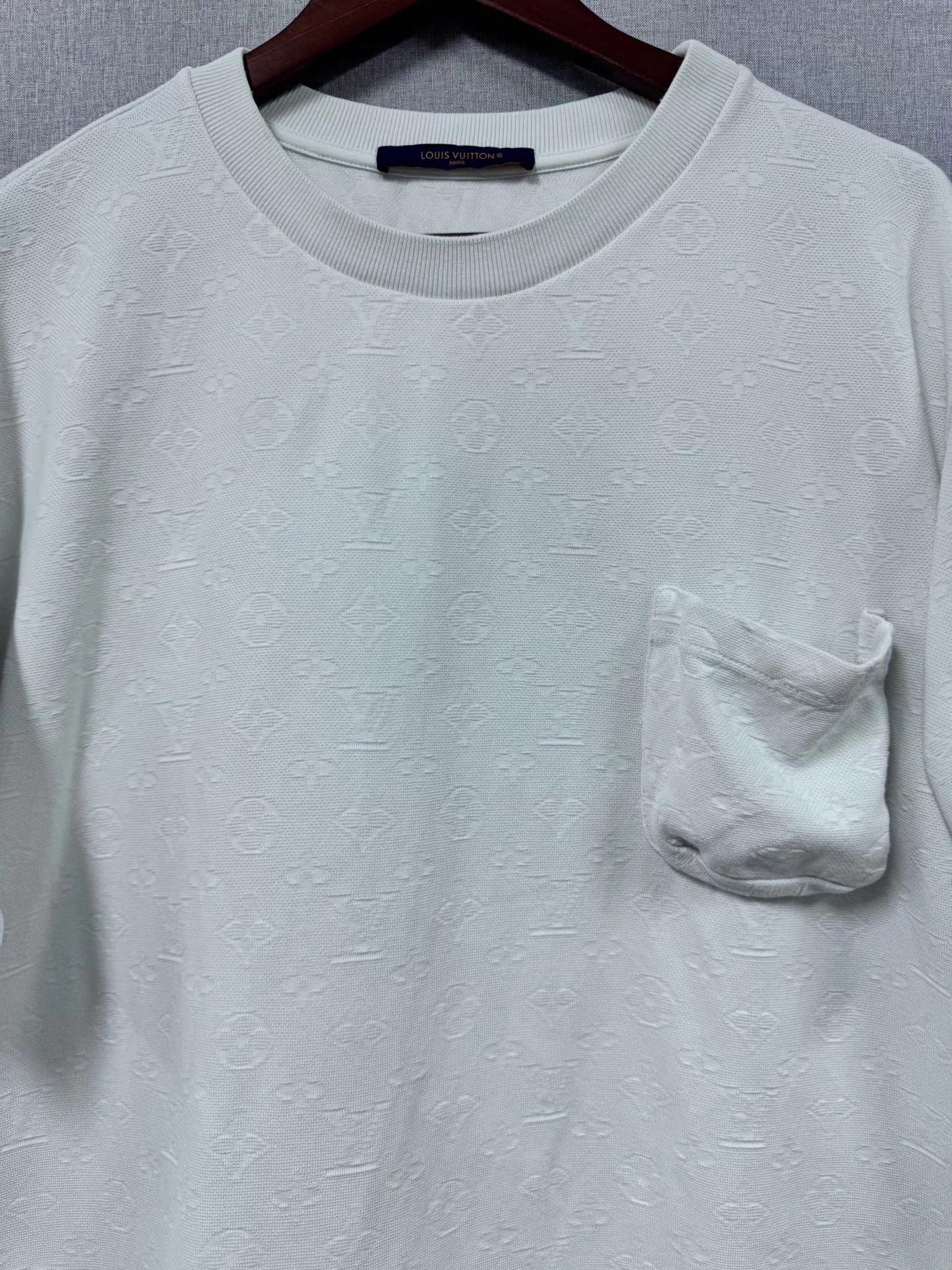 Louis Vuitton LV AOP White T-Shirt XXL Worn minor collar stain Size US XXL / EU 58 / 5 - 3 Thumbnail