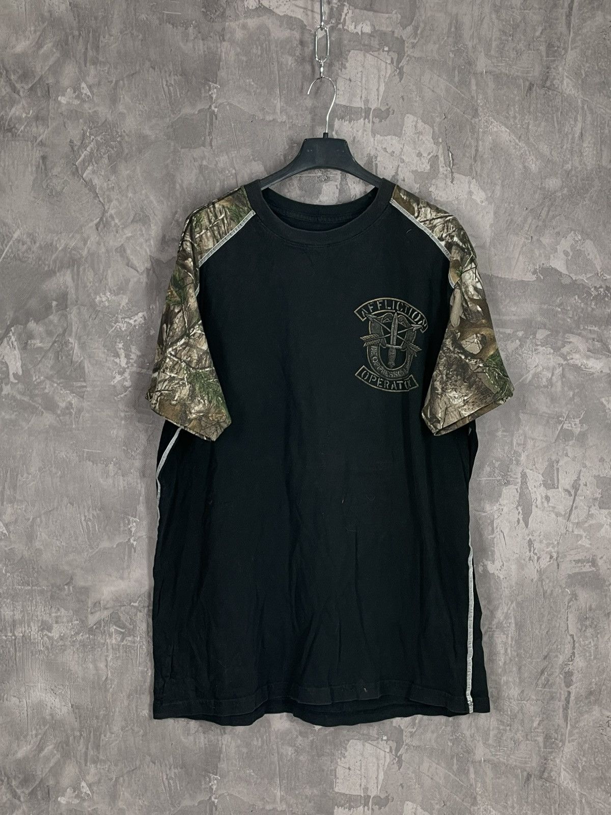 Vintage CRAZY Y2K Real Tree Camo Affliction T-Shirt Medium Size US XL / EU 56 / 4 - 2 Thumbnail