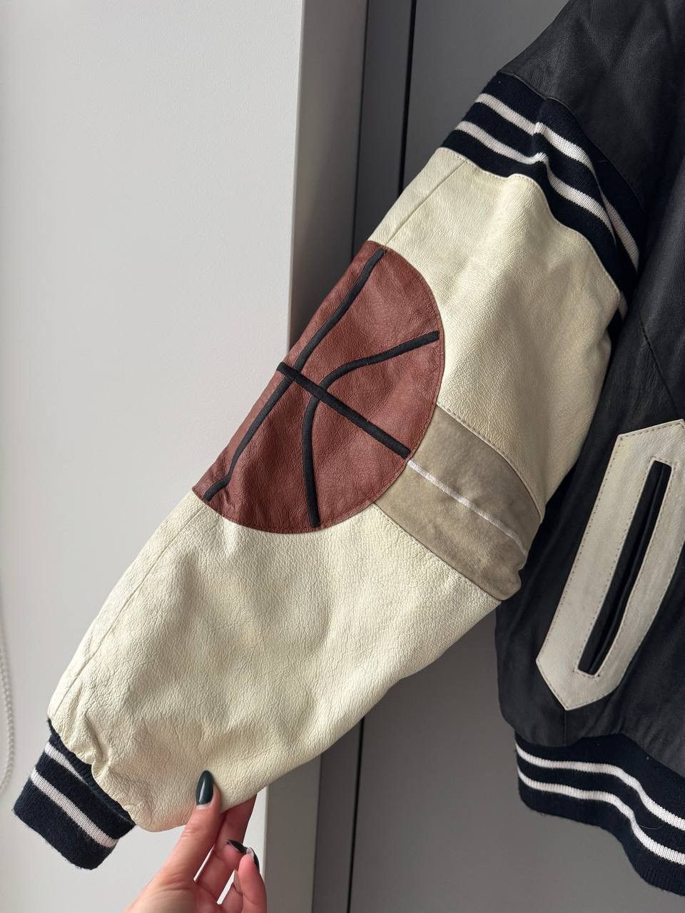 Michael Hoban Vintage Michael Hoban Basketball 80s Leather Jacket Size US L / EU 52-54 / 3 - 9 Thumbnail