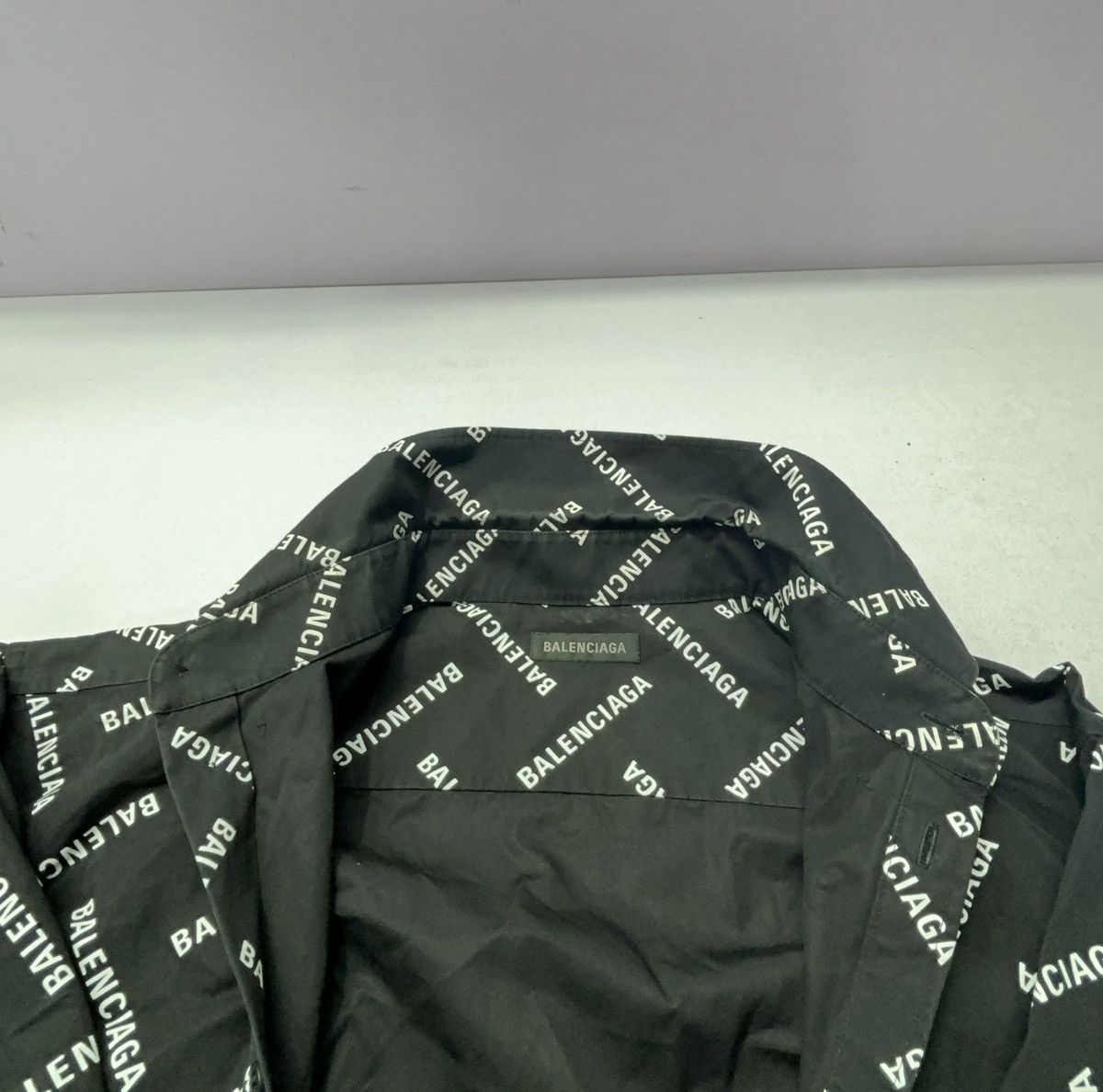 Balenciaga Balenciaga All-Over Logo Short-Sleeve Shirt in Black/White Size US M / EU 48-50 / 2 - 5 Thumbnail