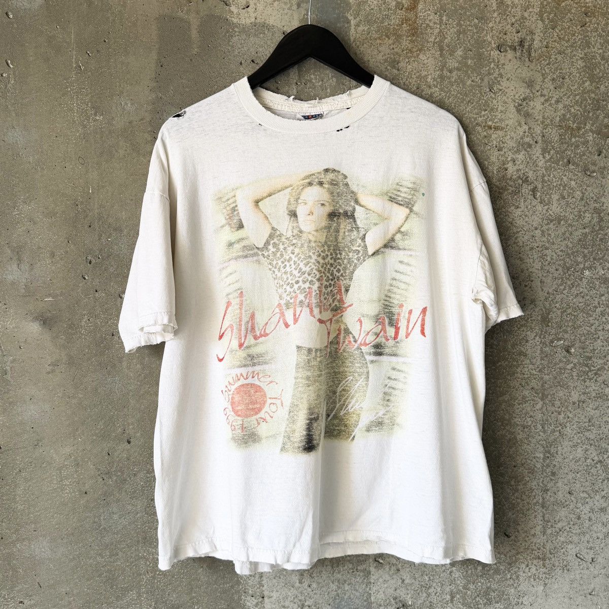 Vintage THRASHED Vintage Shania Twain Tour T-Shirt Size US XL / EU 56 / 4 - 3 Thumbnail