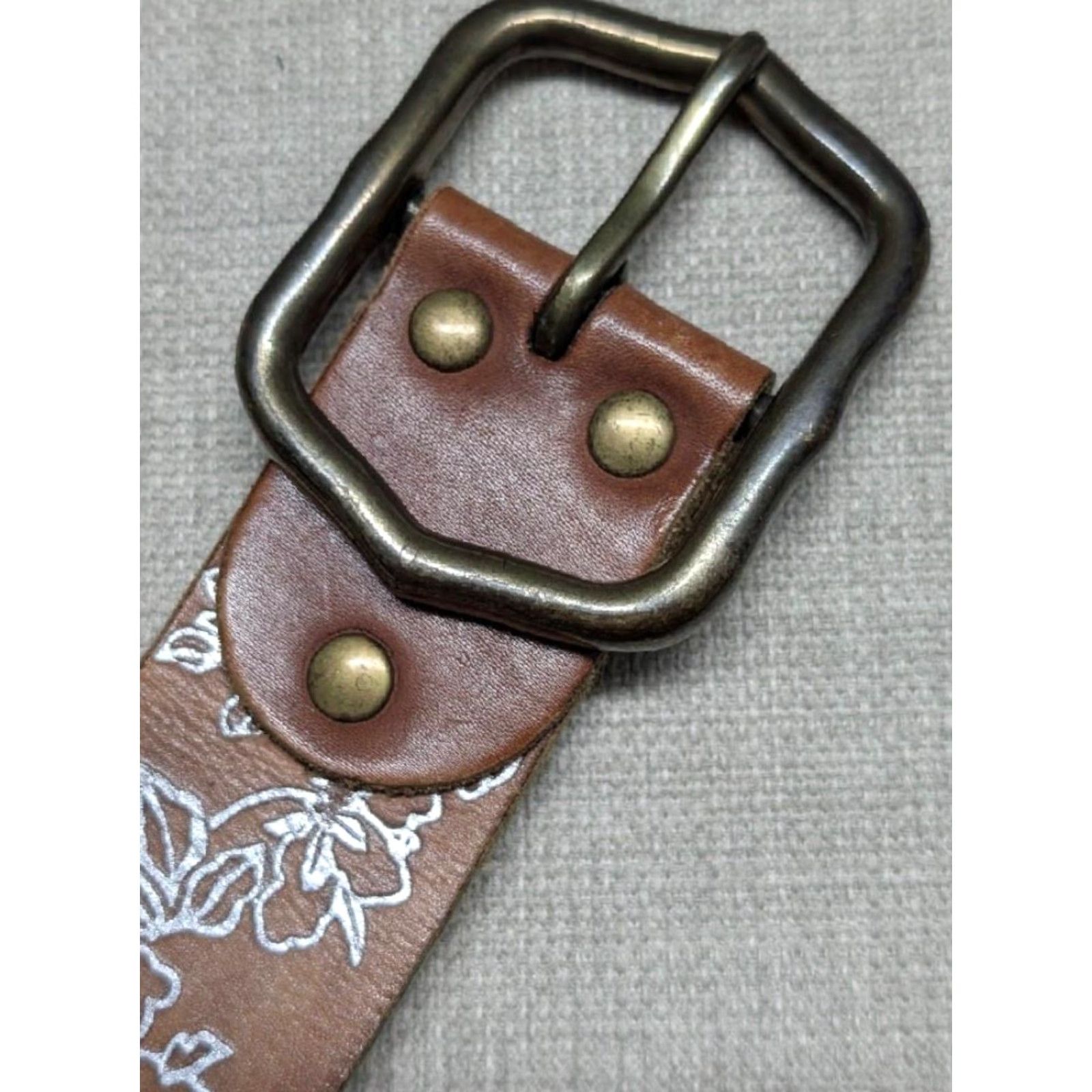 Lucky Brand VINTAGE Lucky Brand belt Leather floral COWHIDE brass buckle 30 brown Unisex Adults Small details included 90s Y2K Womens Mens Boys Girls Size 30 - 2 Thumbnail