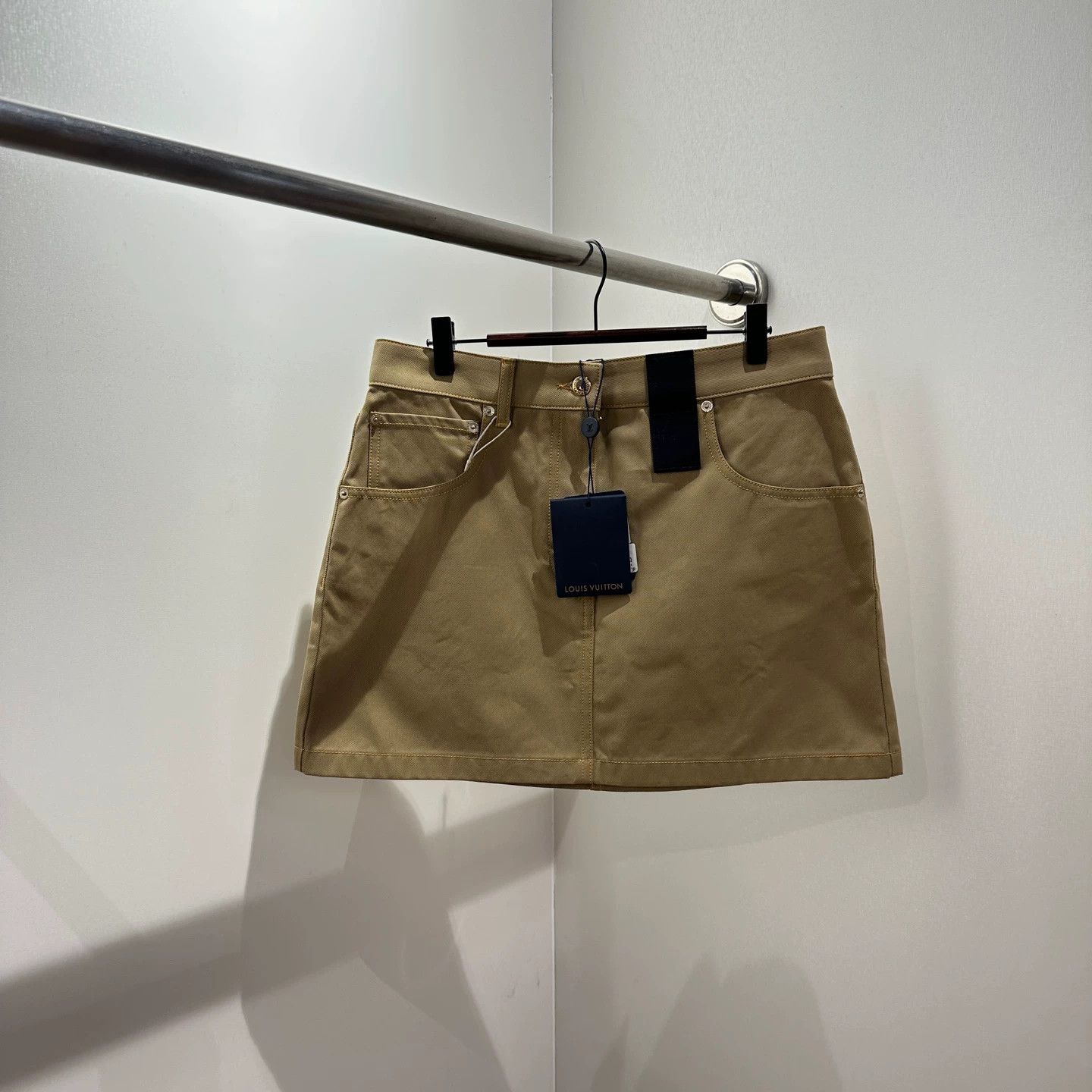 Louis Vuitton Louis Vuitton may596 khaki logo cotton shorts Size 28" / US 6 / IT 42 - 1 Thumbnail