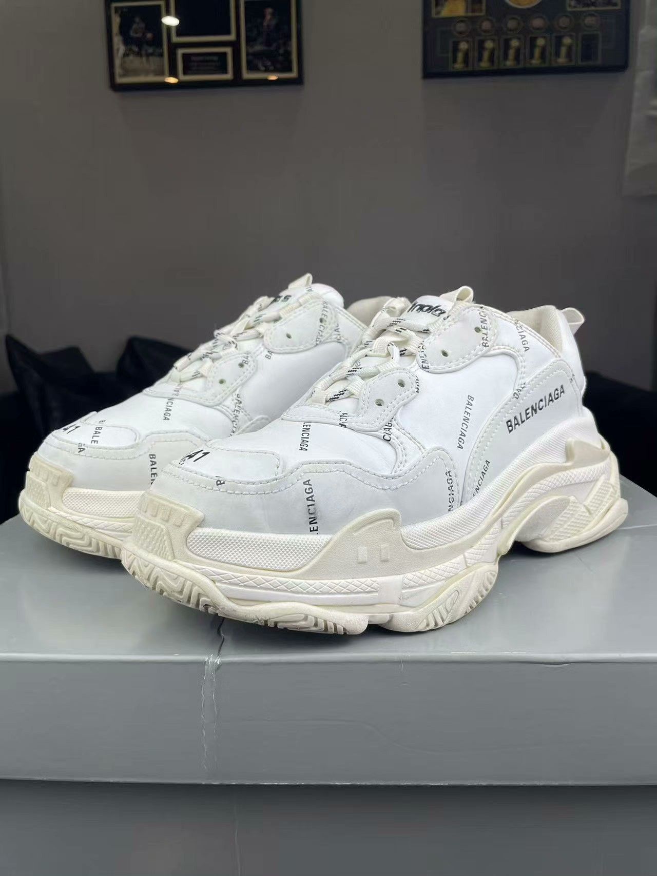 Balenciaga Balenciaga White Lowtop Sneakers S Men Size US 10 / EU 43 - 1 Thumbnail
