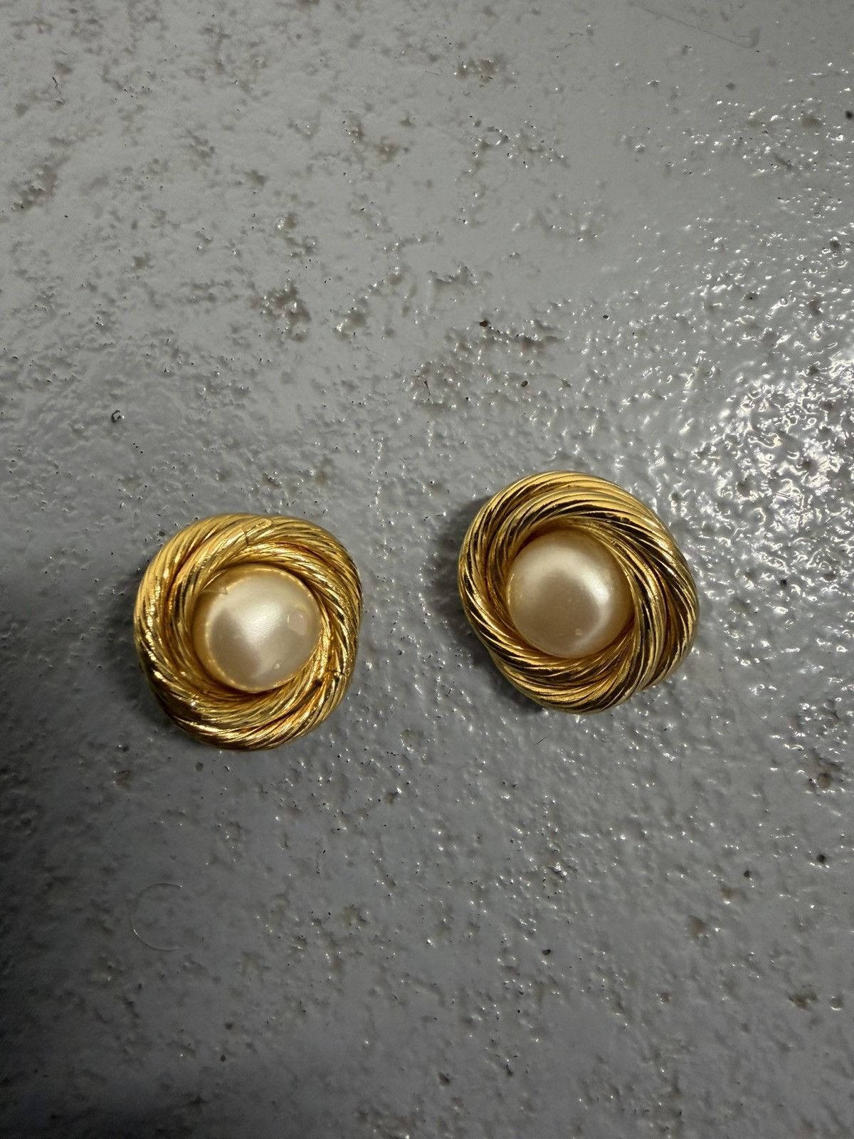 Chanel Vibtage Chanel Pearl Gold Plated Earrings Size ONE SIZE - 2 Thumbnail