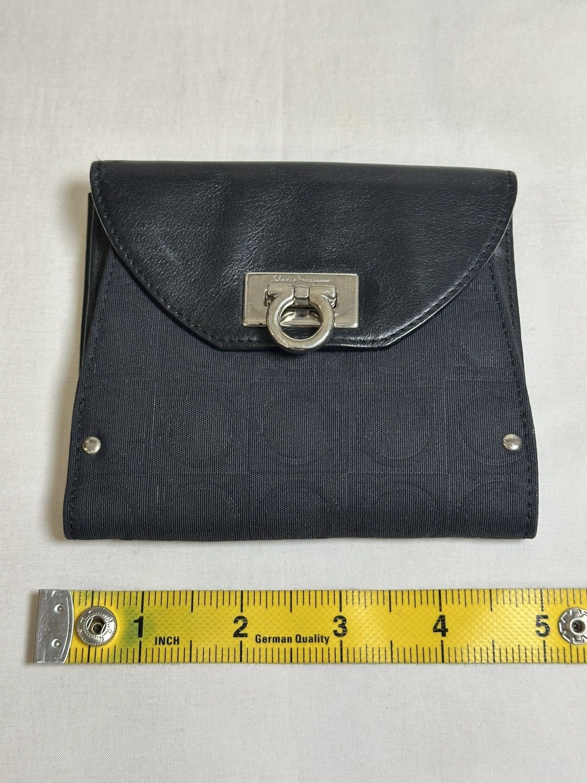 Salvatore Ferragamo vintage Salvatore Ferragamo Gancini black bifold wallet. Size ONE SIZE - 15 Thumbnail