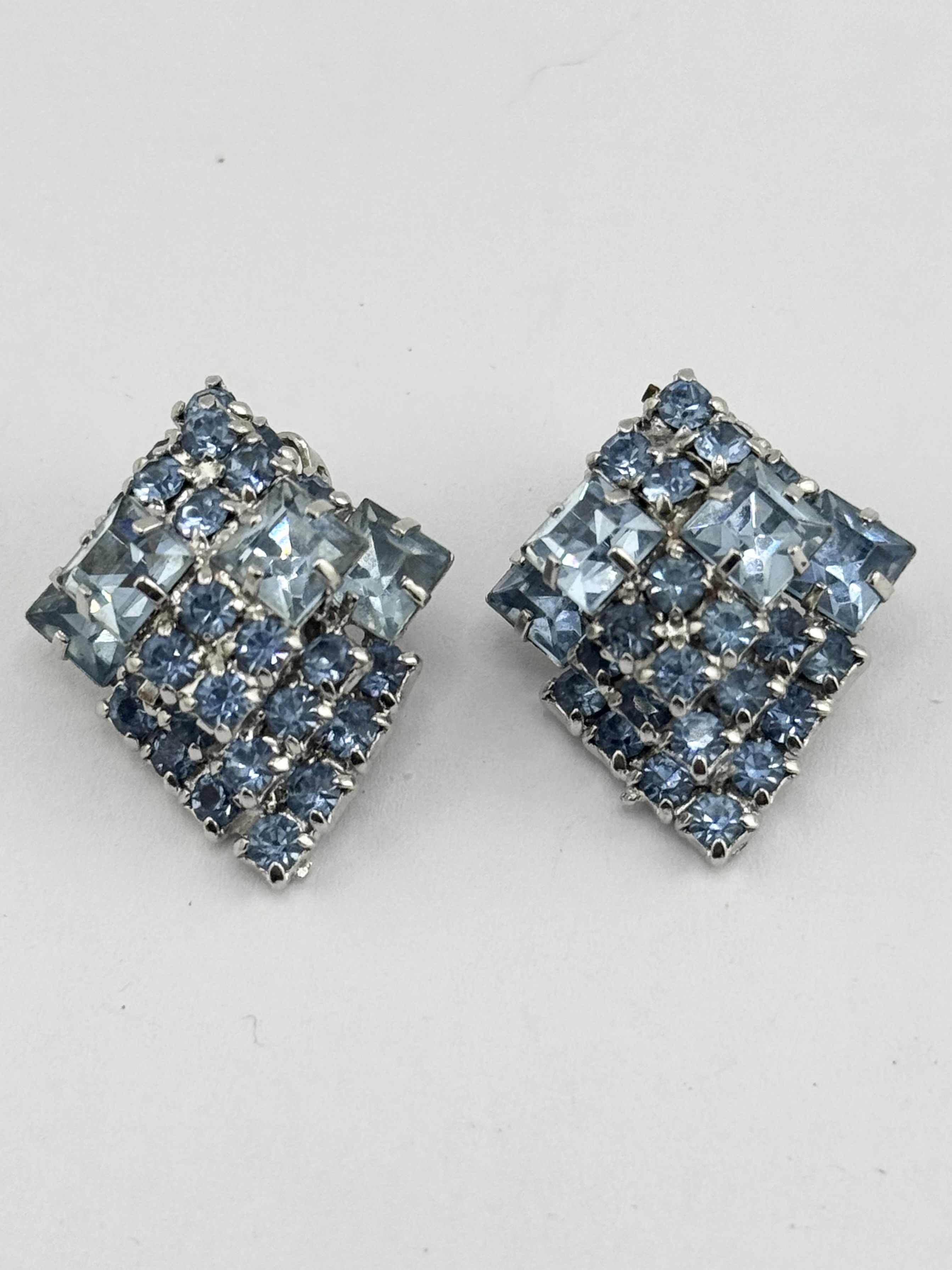 Vintage Vintage blue glass rhinestone clip on earrings Size ONE SIZE - 1 Thumbnail