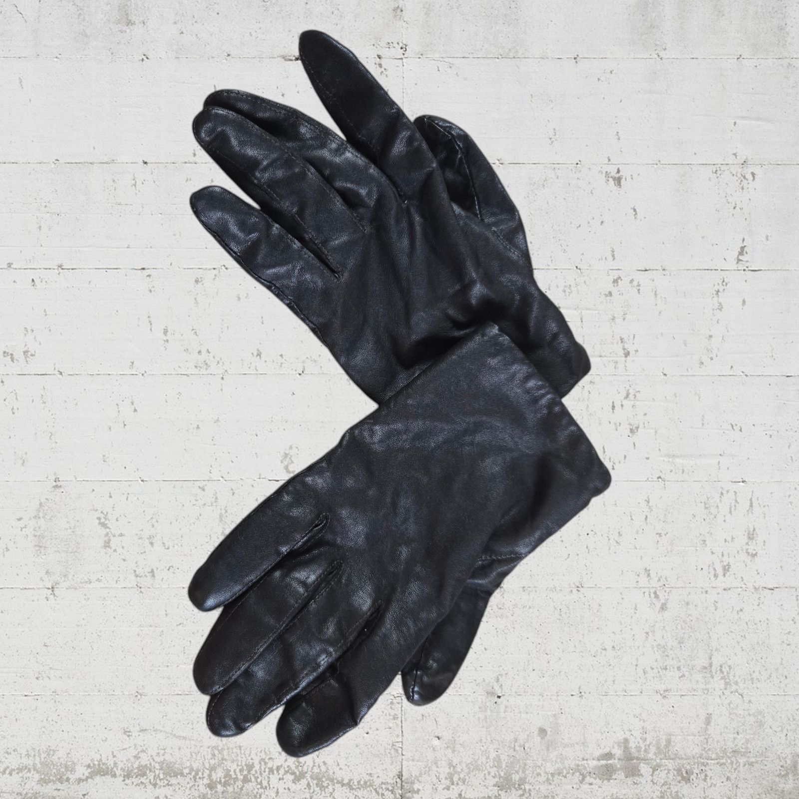 Vintage Vintage Black Leather Wool Lined Driving Gloves Size Small Size ONE SIZE - 2 Thumbnail