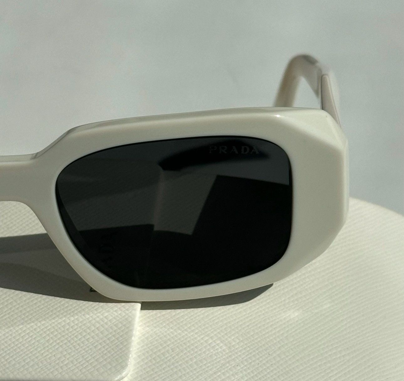 Prada PRADA 2024 Runway Symbole White Sunglasses SPR17W rapper tag Size ONE SIZE - 9 Thumbnail