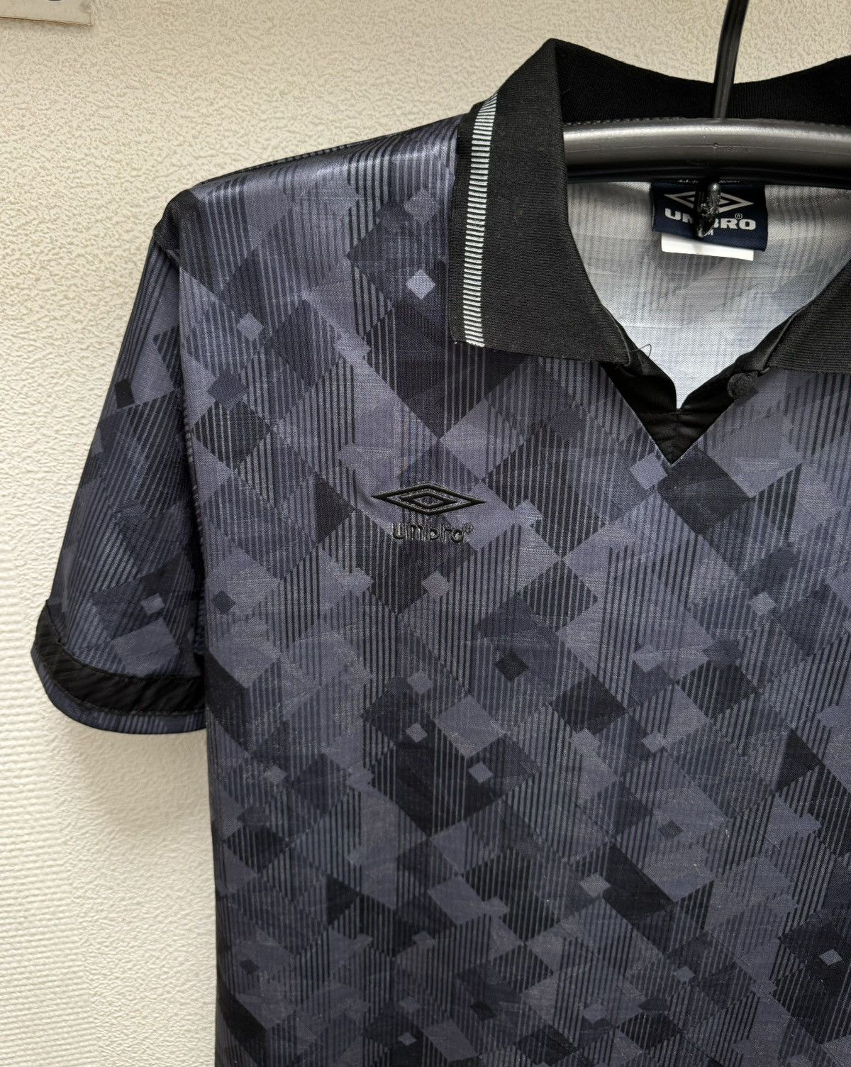 Umbro England umbro vintage black soccer jersey 1990th M sz Size US M / EU 48-50 / 2 - 3 Thumbnail