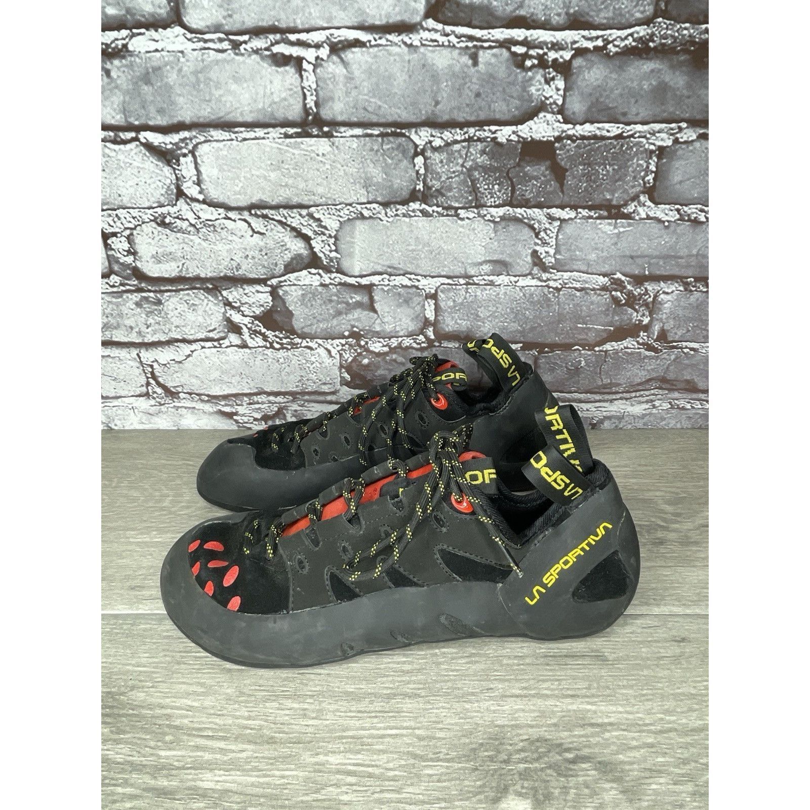 La Sportiva La Sportiva Tarantulace Black Leather Red Rock Climbing Shoe Size US 10.5 / EU 43-44 - 1 Thumbnail