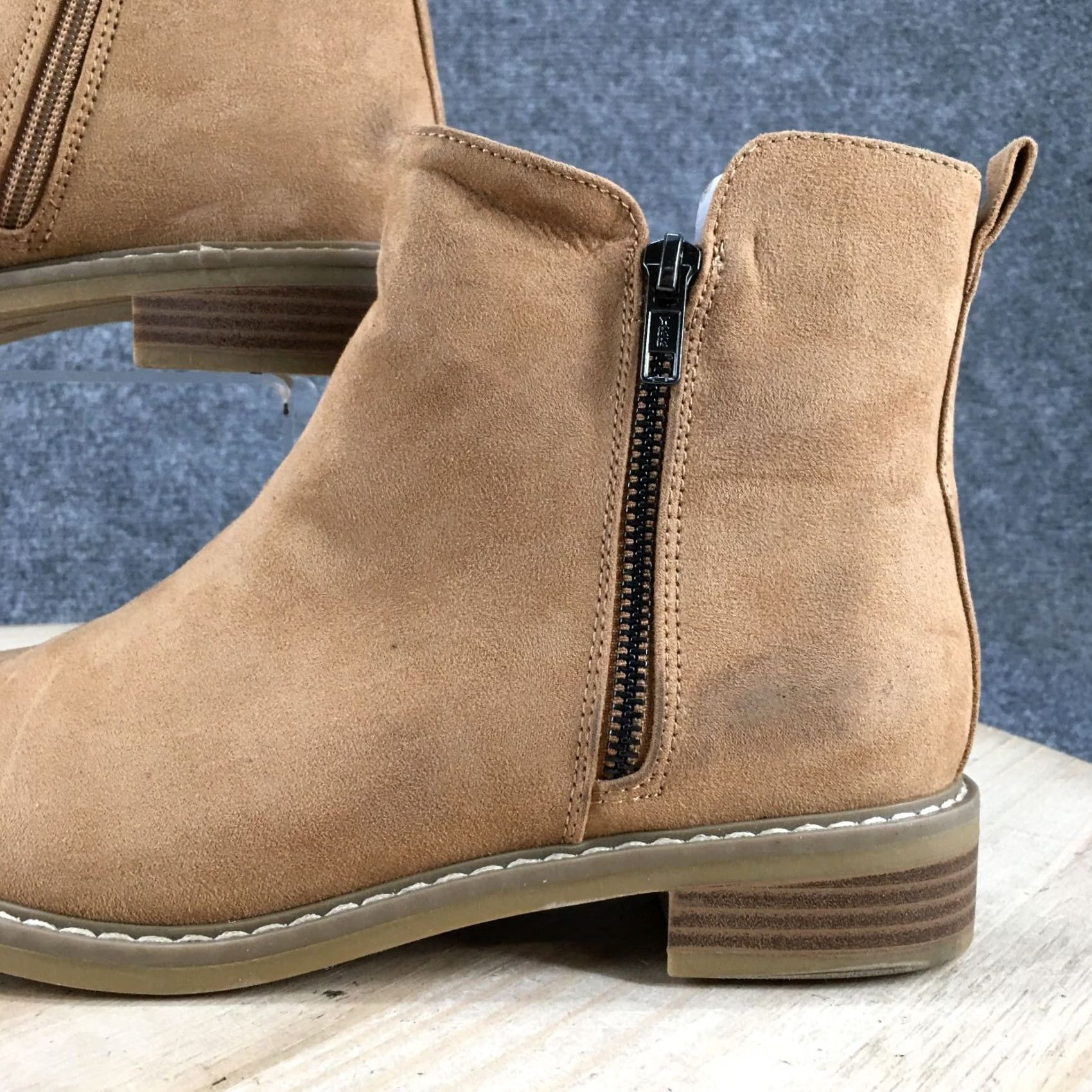 Vintage Universal Thread Boots Womens 8 Ankle Booties Beige Faux Suede Double Side Zip Catogory: Bootie Size US 8 / IT 38 - 3 Thumbnail