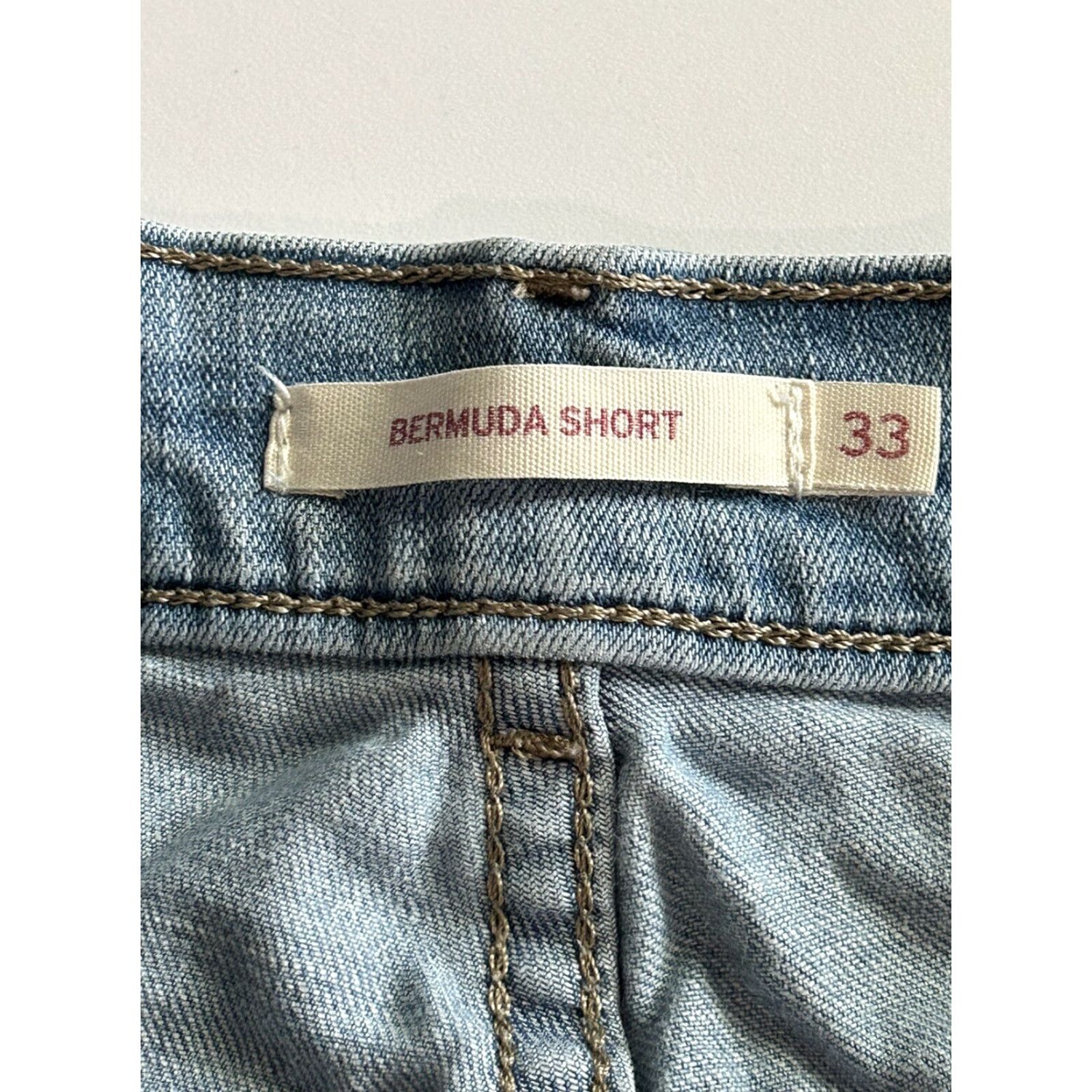 Levi's Levi's Bermuda Womens Jeans Shorts Blue Denim Classic sz 33 Casual Walking Pockets Regular Rise Mid 8.5-10.5in Cotton Blend Denim Size 33 Women Size 24" / US 00 / IT 34 - 4 Thumbnail