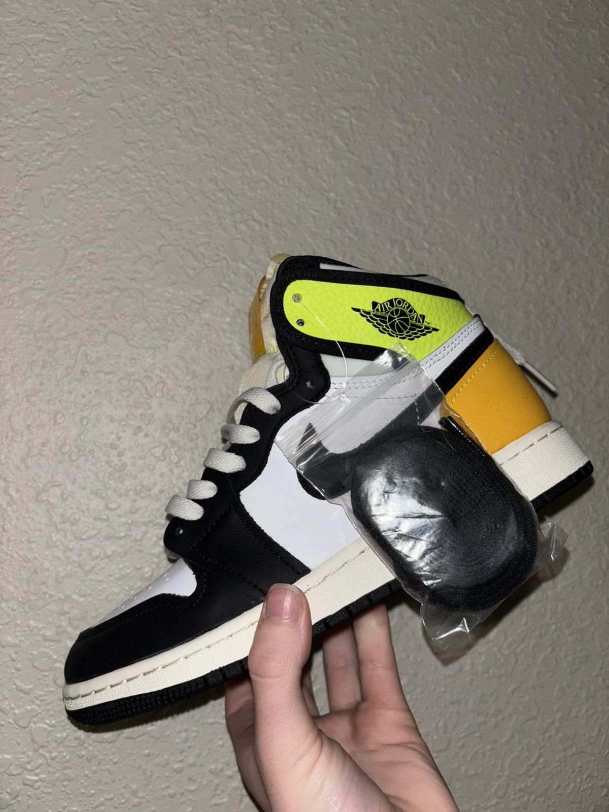 Nike Jordan 1 Retro High White Black Volt University Gold Size US 6.5 / IT 36.5 - 4 Thumbnail