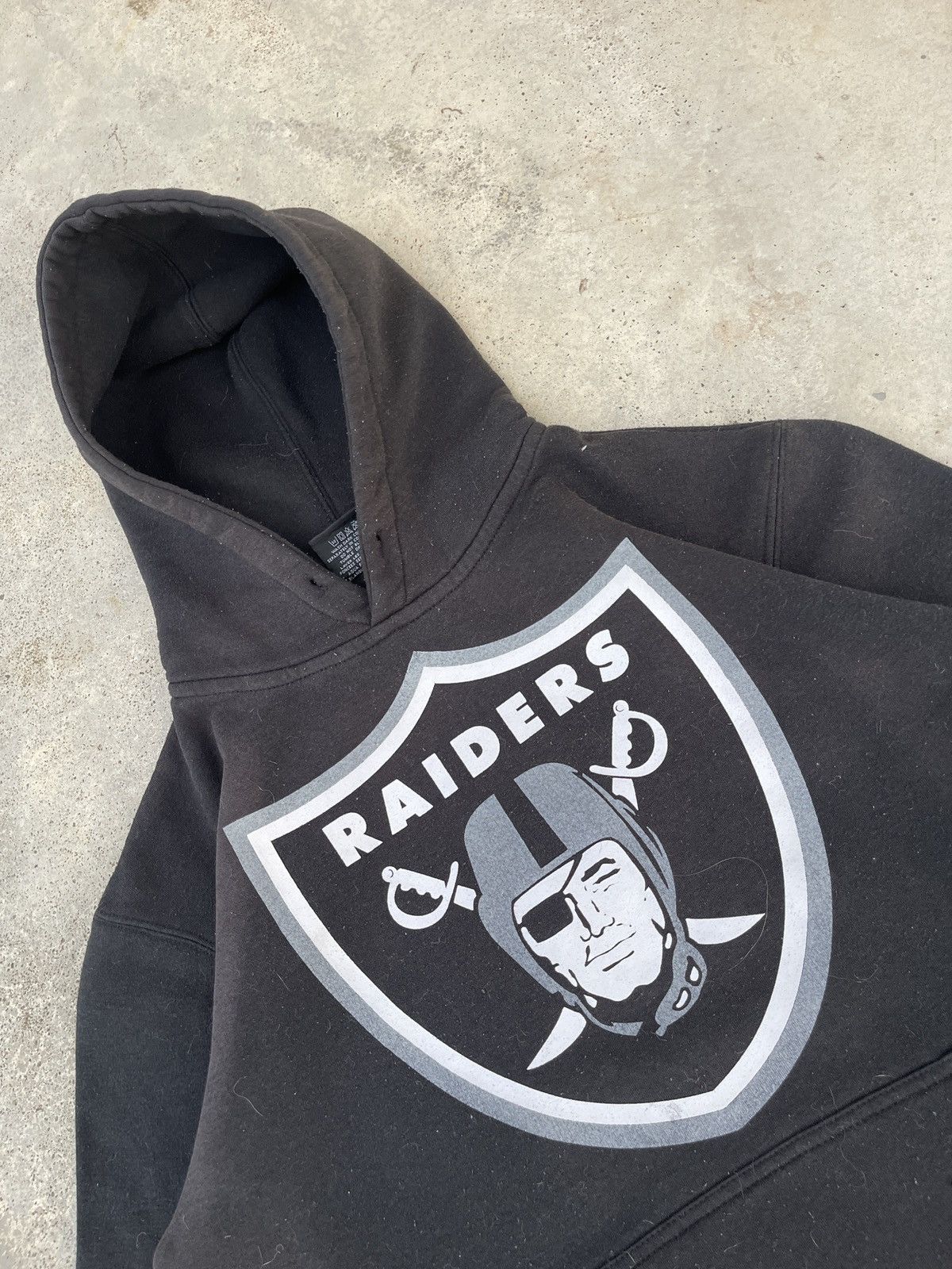 NFL × Vintage Vintage Faded Black Raiders Big Print Pullover Hoodie Size US L / EU 52-54 / 3 - 5 Thumbnail