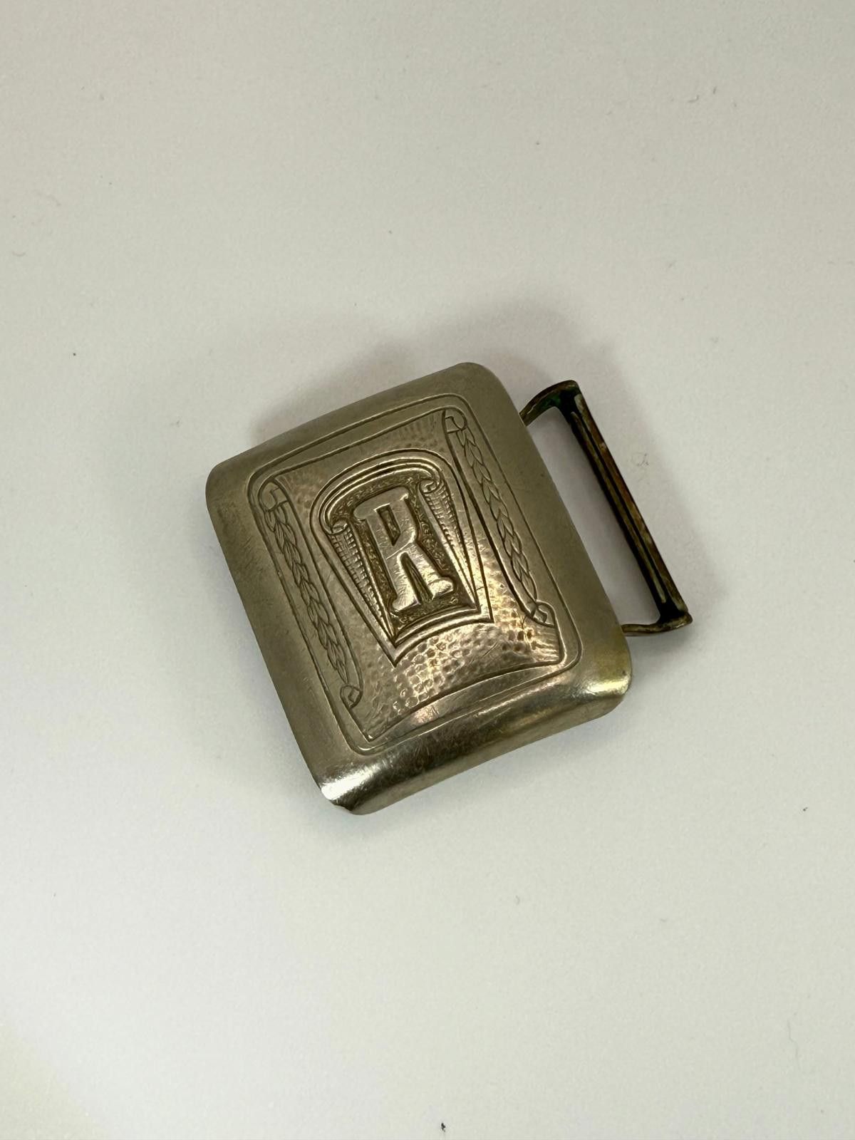 Designer 20's Giant Grip White Gold Plated "R" Belt Buckle Size ONE SIZE - 1 Thumbnail